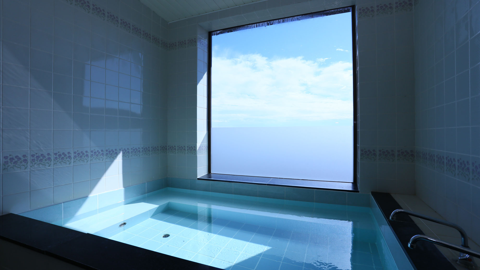 【男湯】入浴時間17：00～22：00　朝は6：00～9：00　お風呂場から海を一望できます