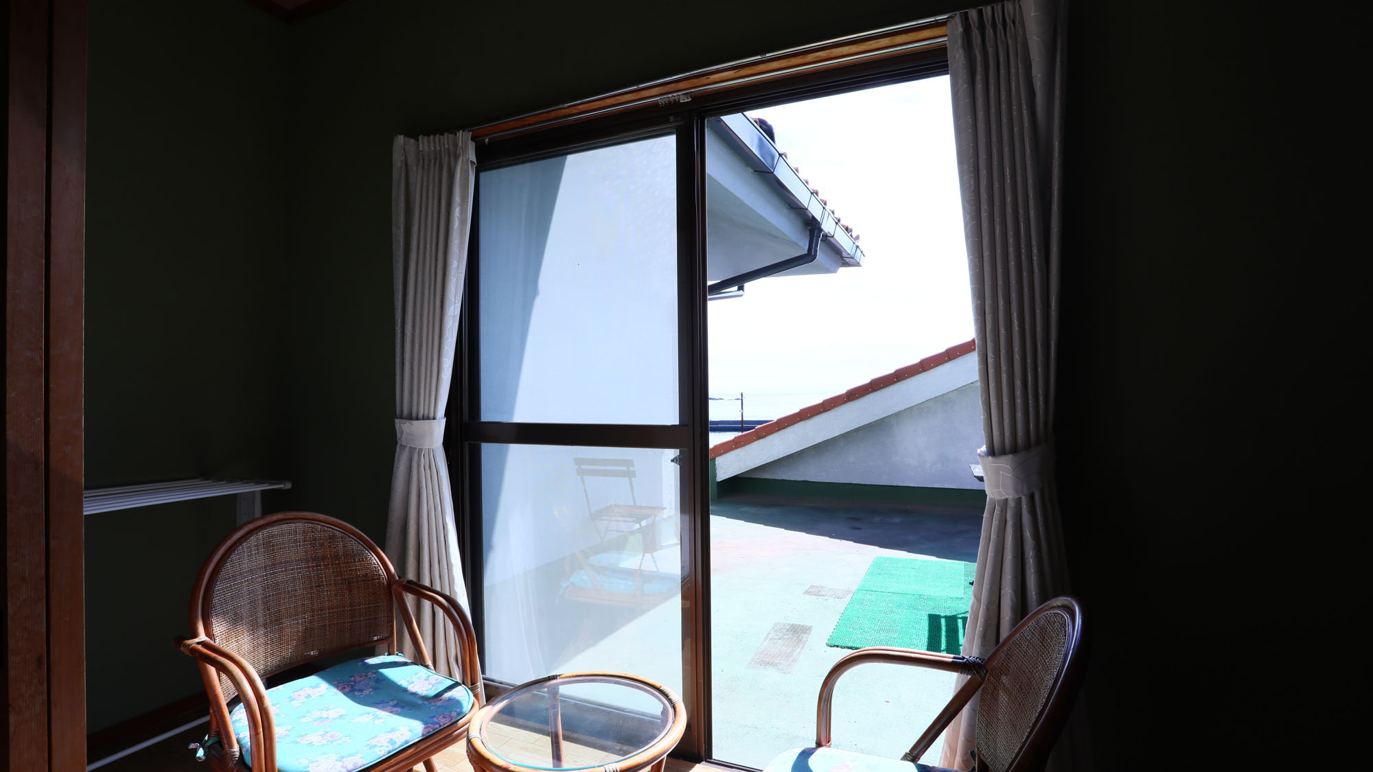 【和室10畳+テラス付】Wi-Fi・冷蔵庫完備！テラスからは海が見えます