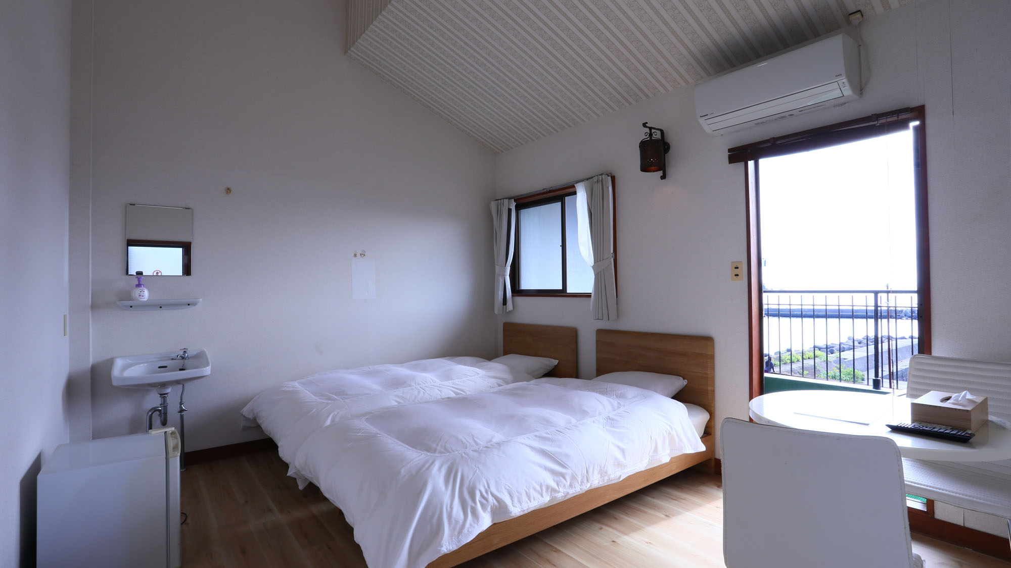 【洋室＿ツイン】テラスがあり目の前に海がみえます。Wi-Fi・冷蔵庫完備