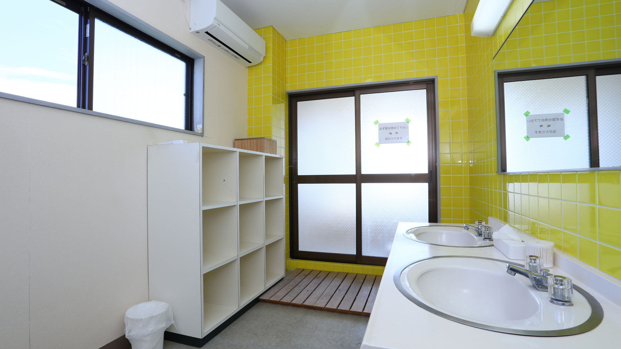 【女湯＿脱衣所】ドライヤー・綿棒等おいてあります。