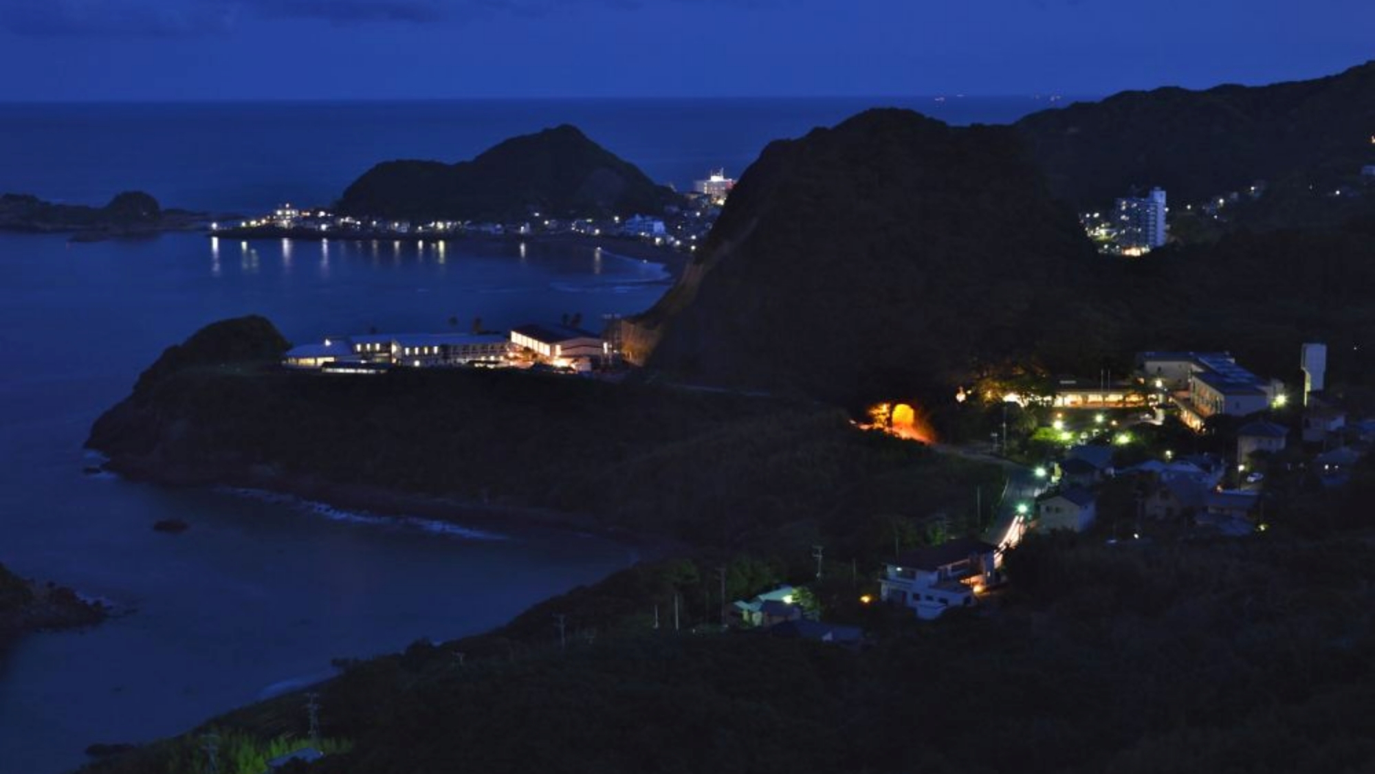 *【岬と入り江（夜）】幻想的な海辺の夜