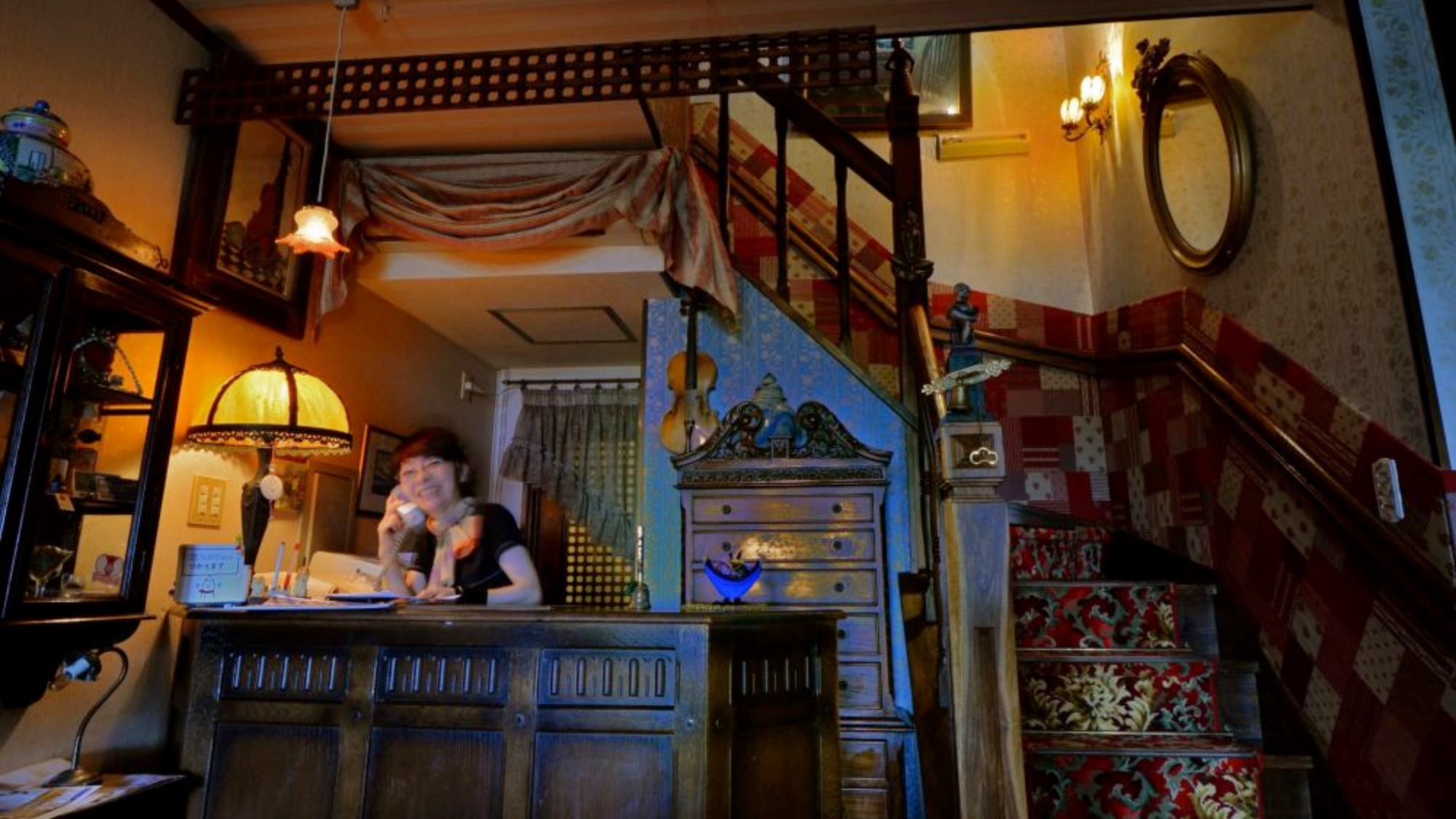 *【フロント】レトロなインテリアに心躍るチェックイン