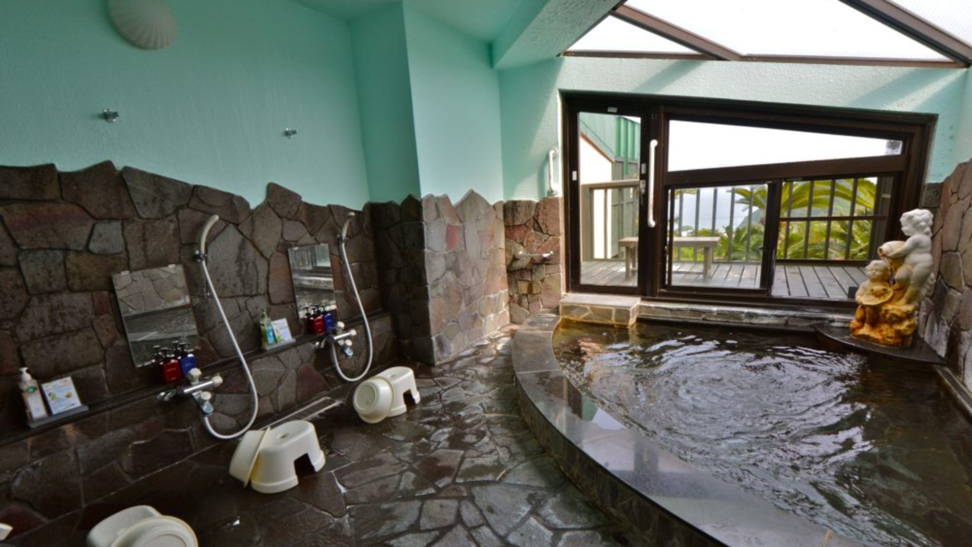 *【内湯】大きな窓からの景色と温泉の癒しを堪能