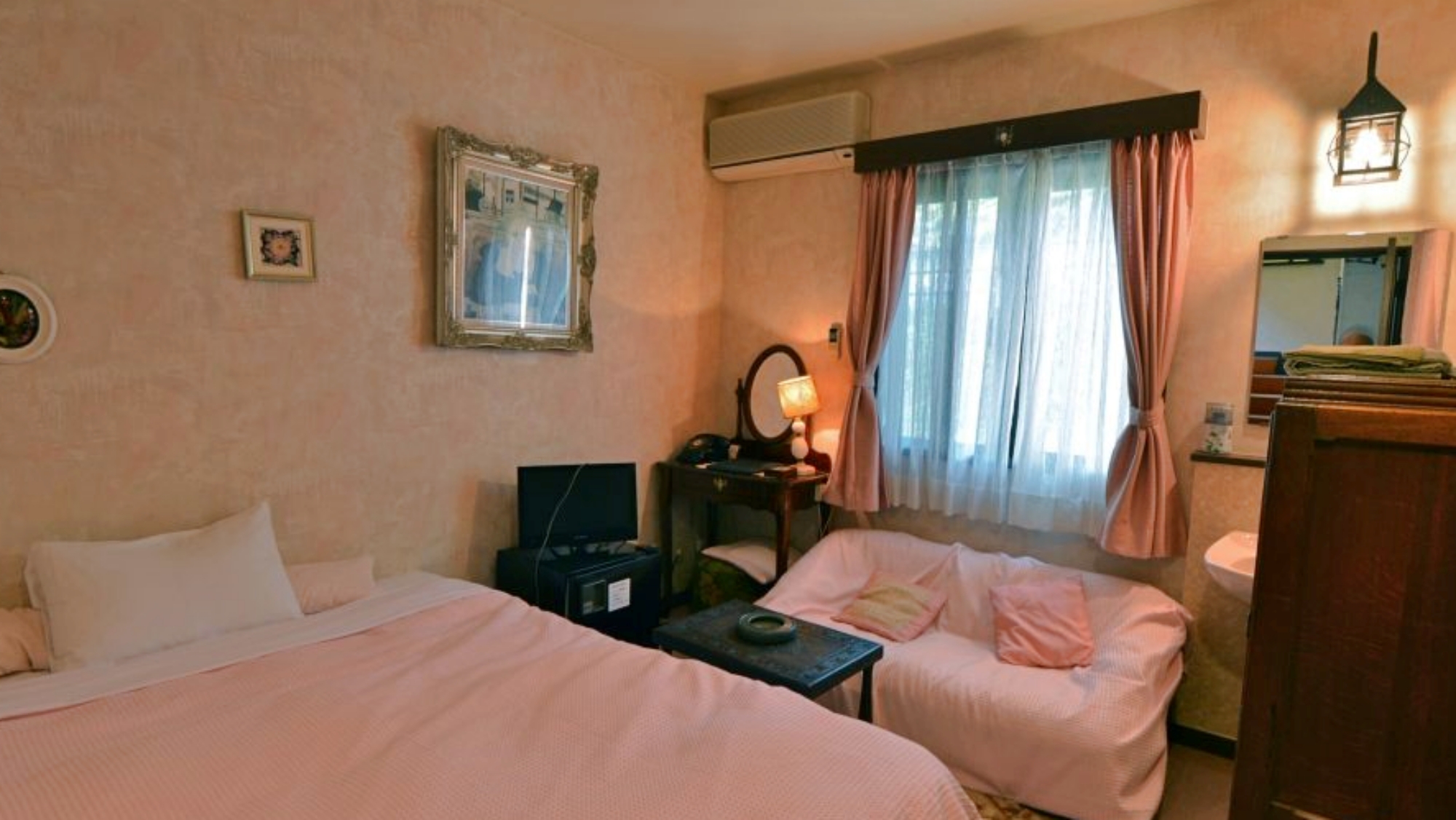 *【ダブルルーム】柔らかな照明に包まれる、心地よいベッドルーム