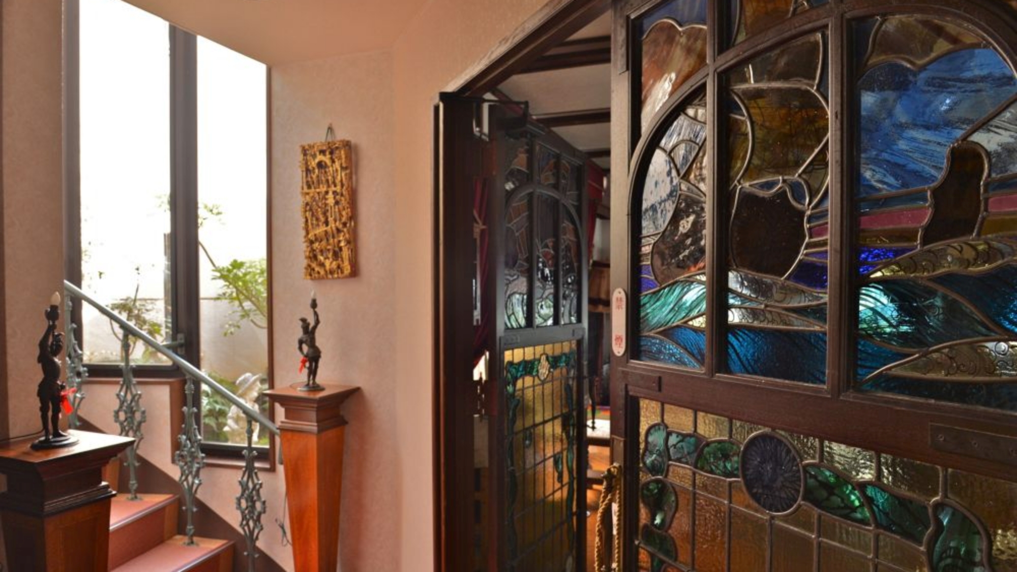 *【ステンドグラス扉】彩り豊かなステンドグラスが出迎える玄関口