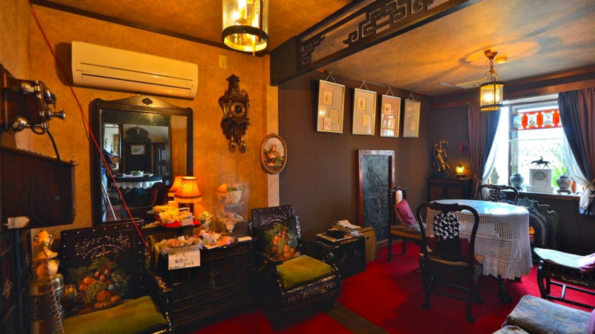 *【ロビー】アンティーク家具が並ぶ贅沢な空間