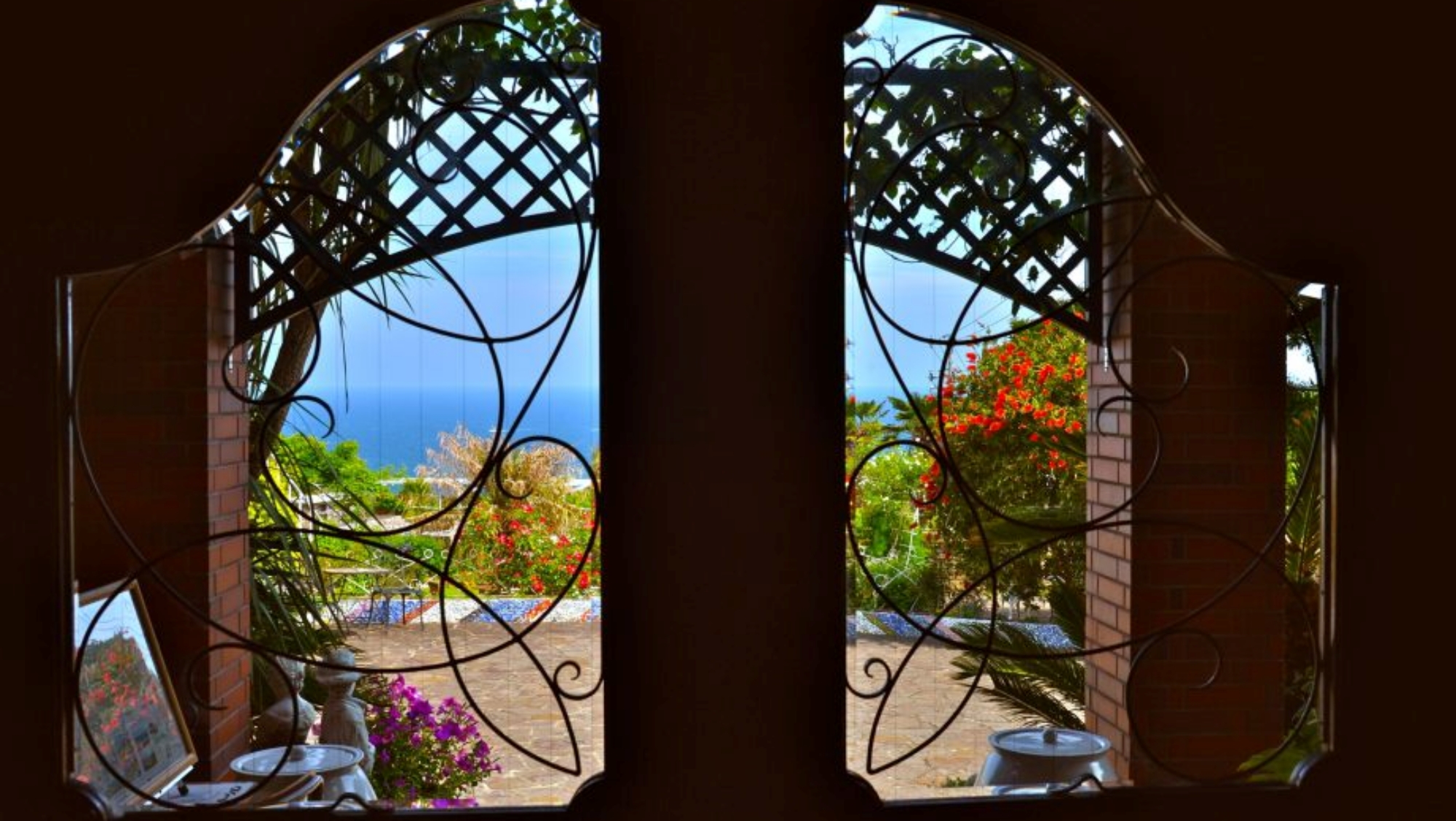 *【窓辺の風景】窓越しに広がる絶景に心が和みます