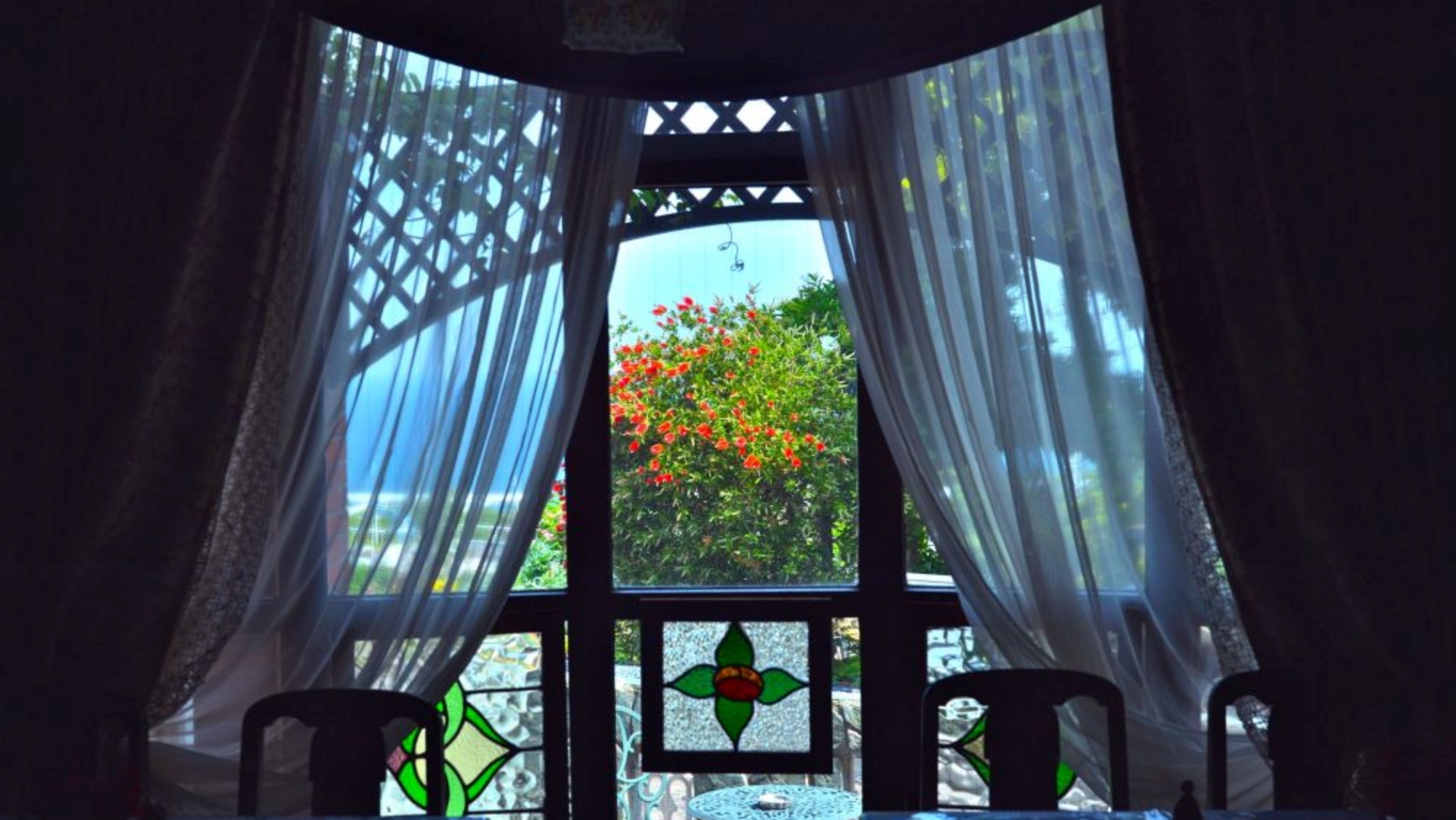 *【レストラン窓辺】ステンドグラス越しに見る美景が心を癒します