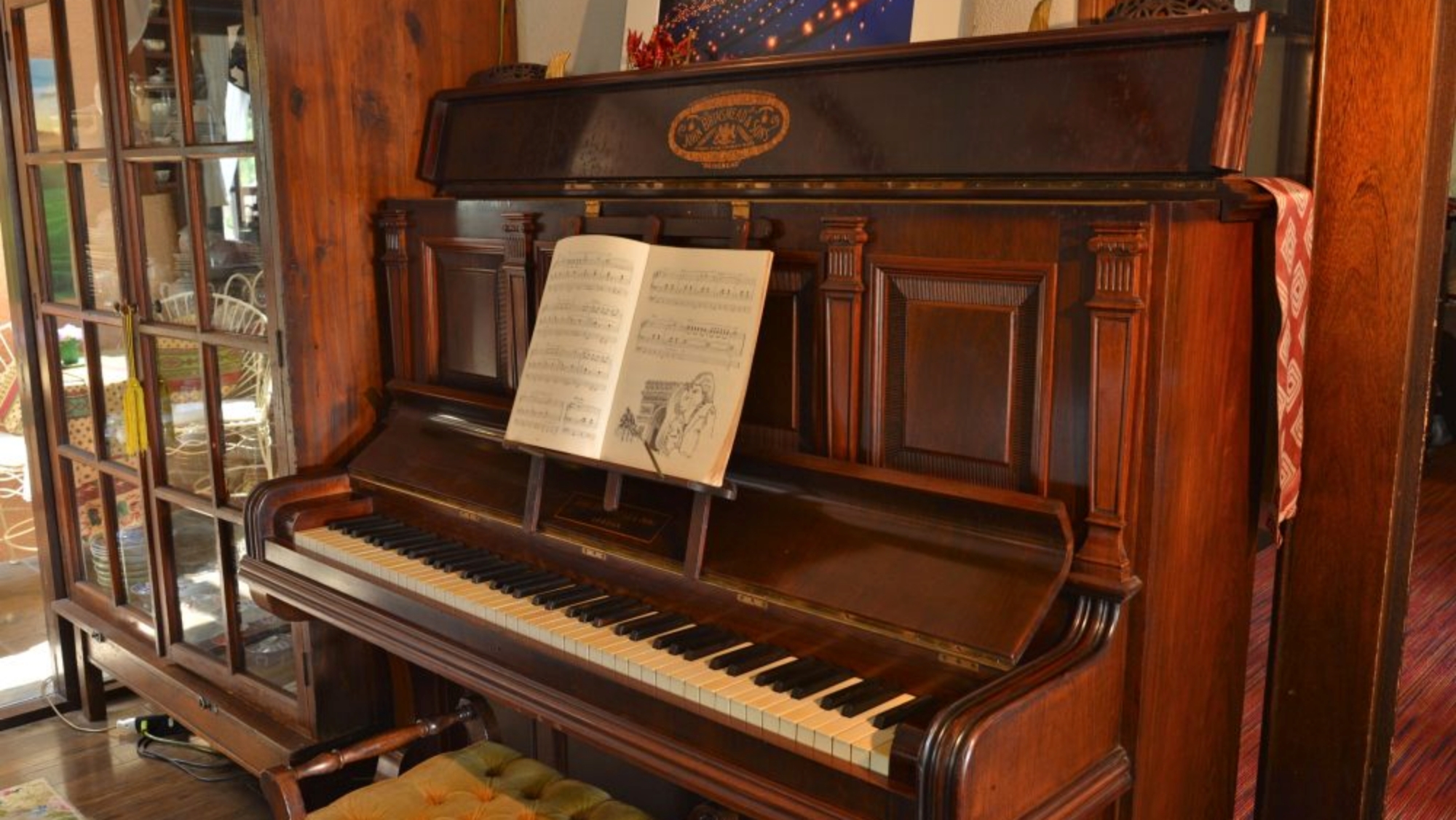*【ピアノ】歴史を感じるアンティークピアノが佇む空間