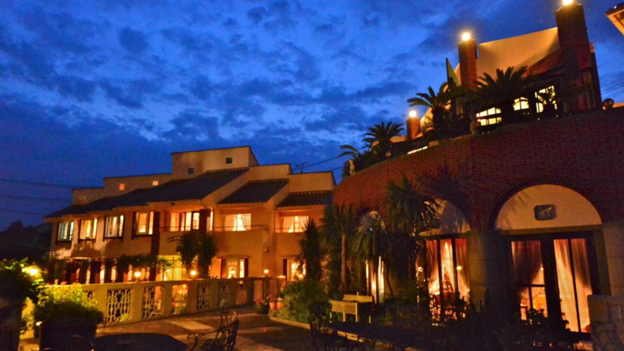 *【ホテル外観】ライトアップされた美しい外観が旅の気分を高めます