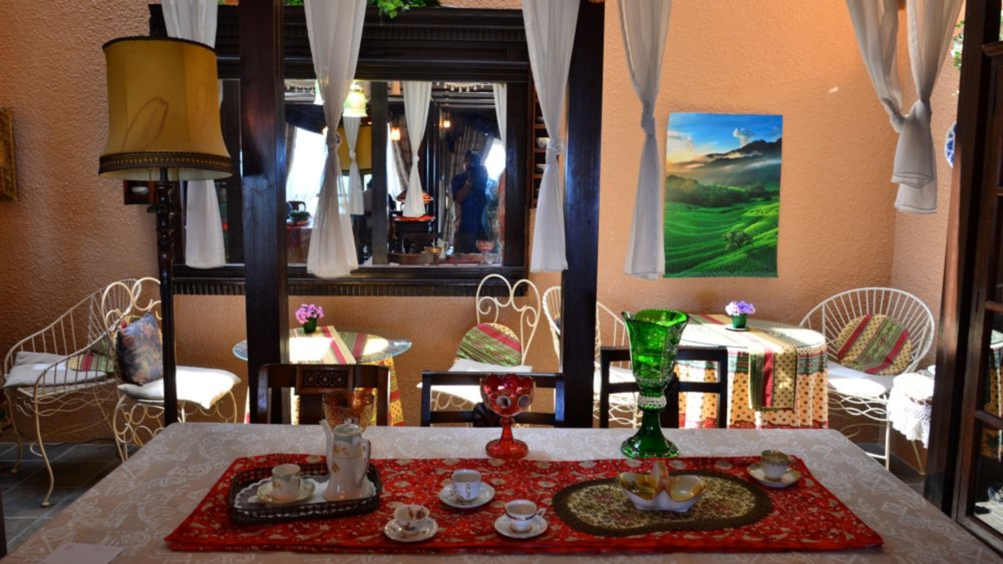 *【ラウンジ】色彩豊かな食器と調度品に囲まれた贅沢な時間