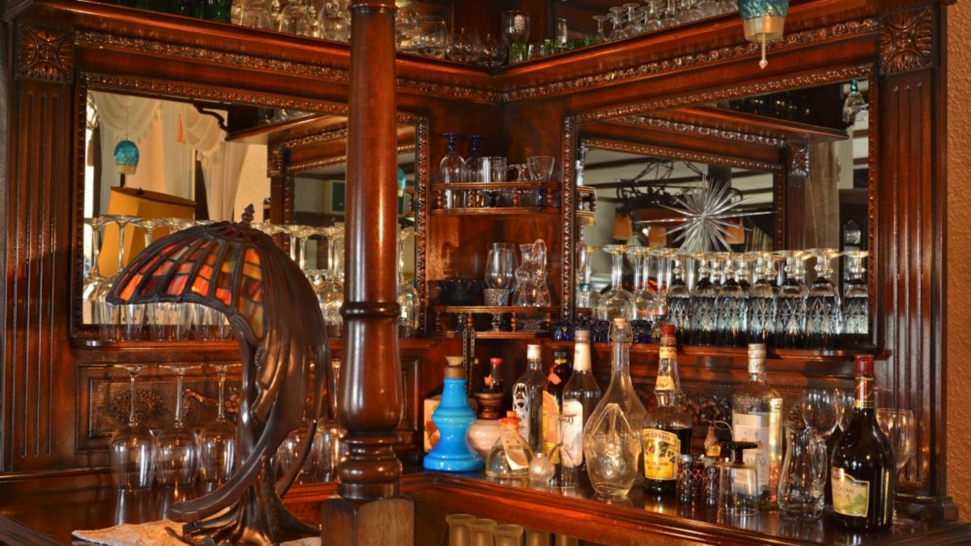 *【バー】重厚な木製カウンターが魅力の一角