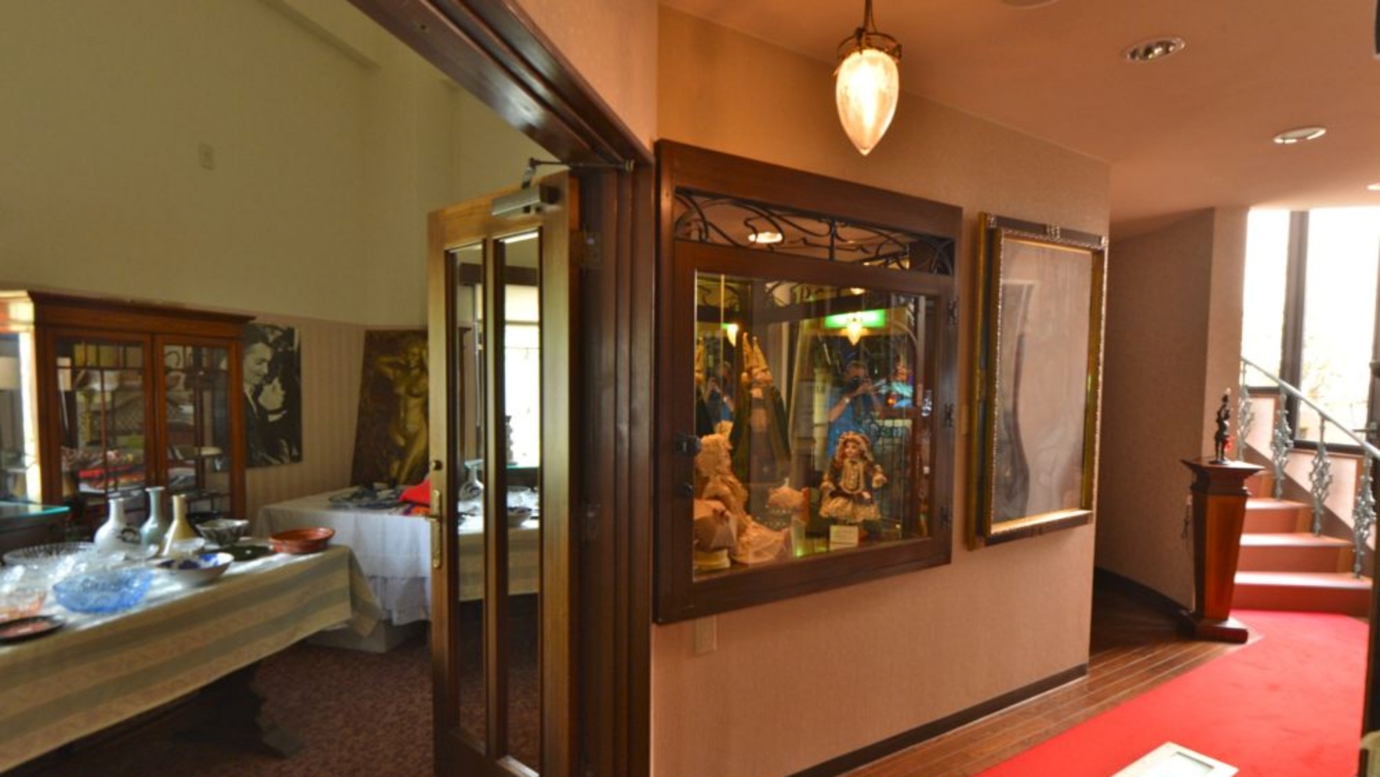 *【廊下】絵画と骨董品に囲まれた上質な空間が広がります