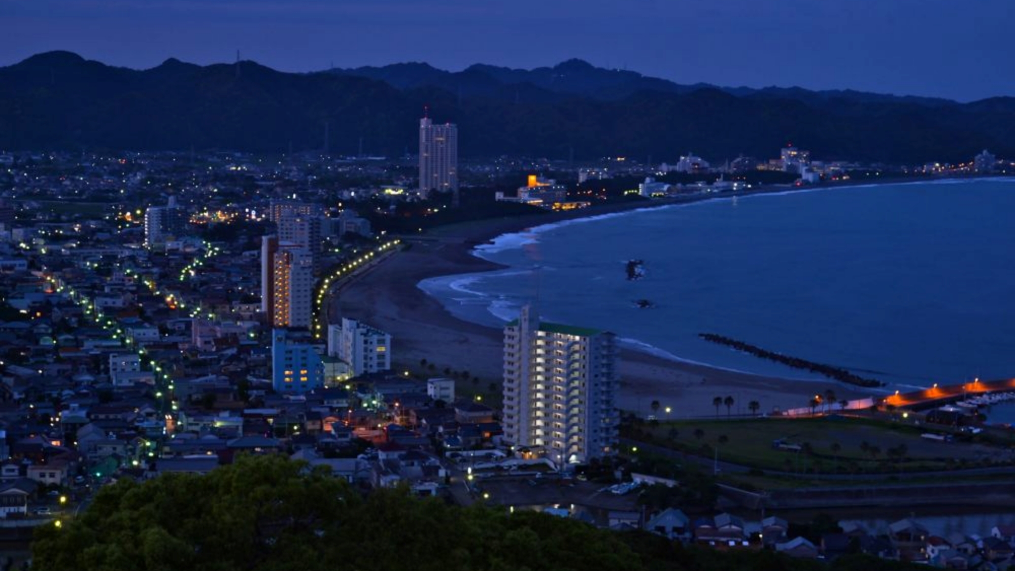  *【海岸線（夜）】潮騒と夜景が織りなす癒しの時間