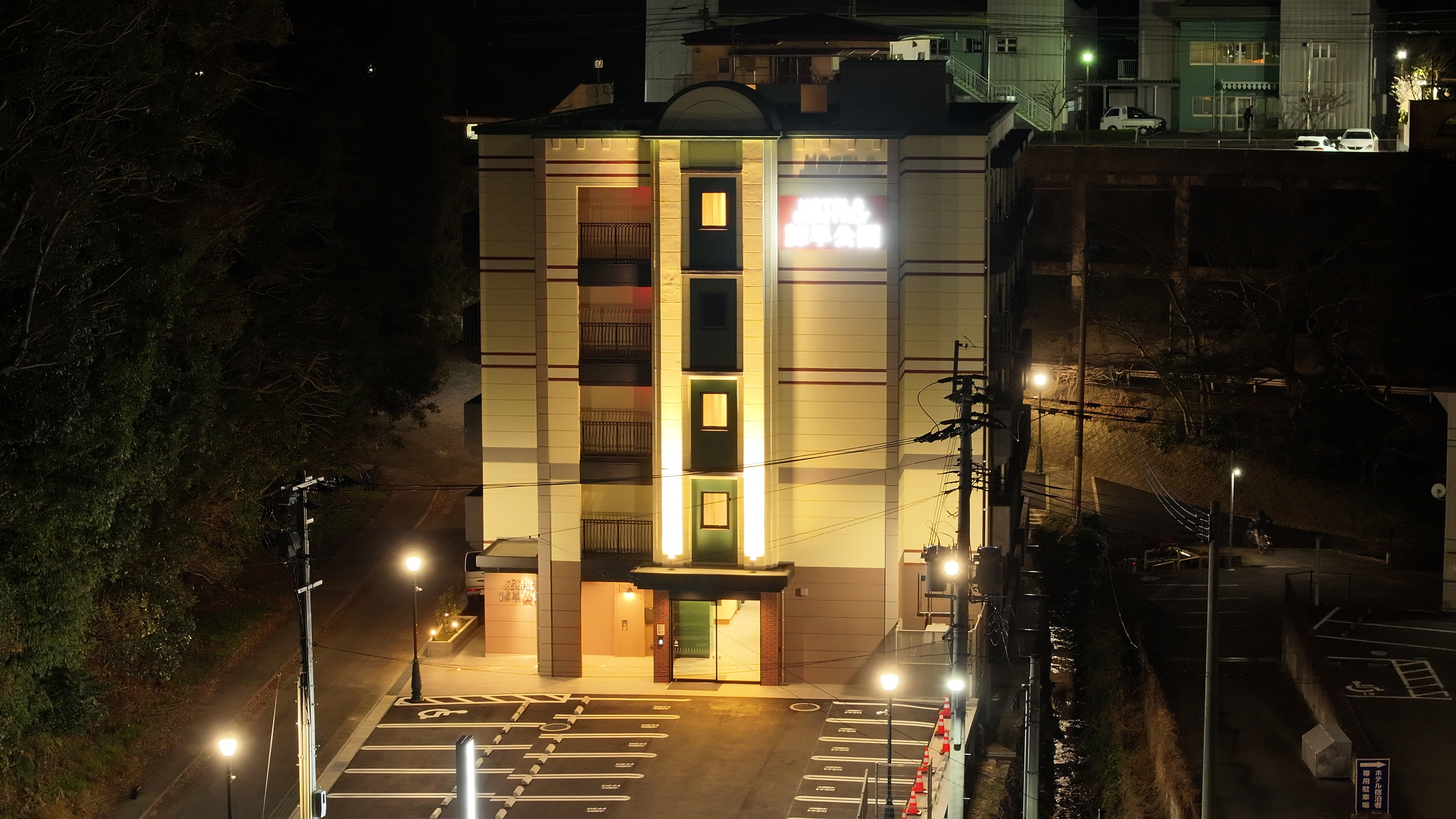 エントランス　夜