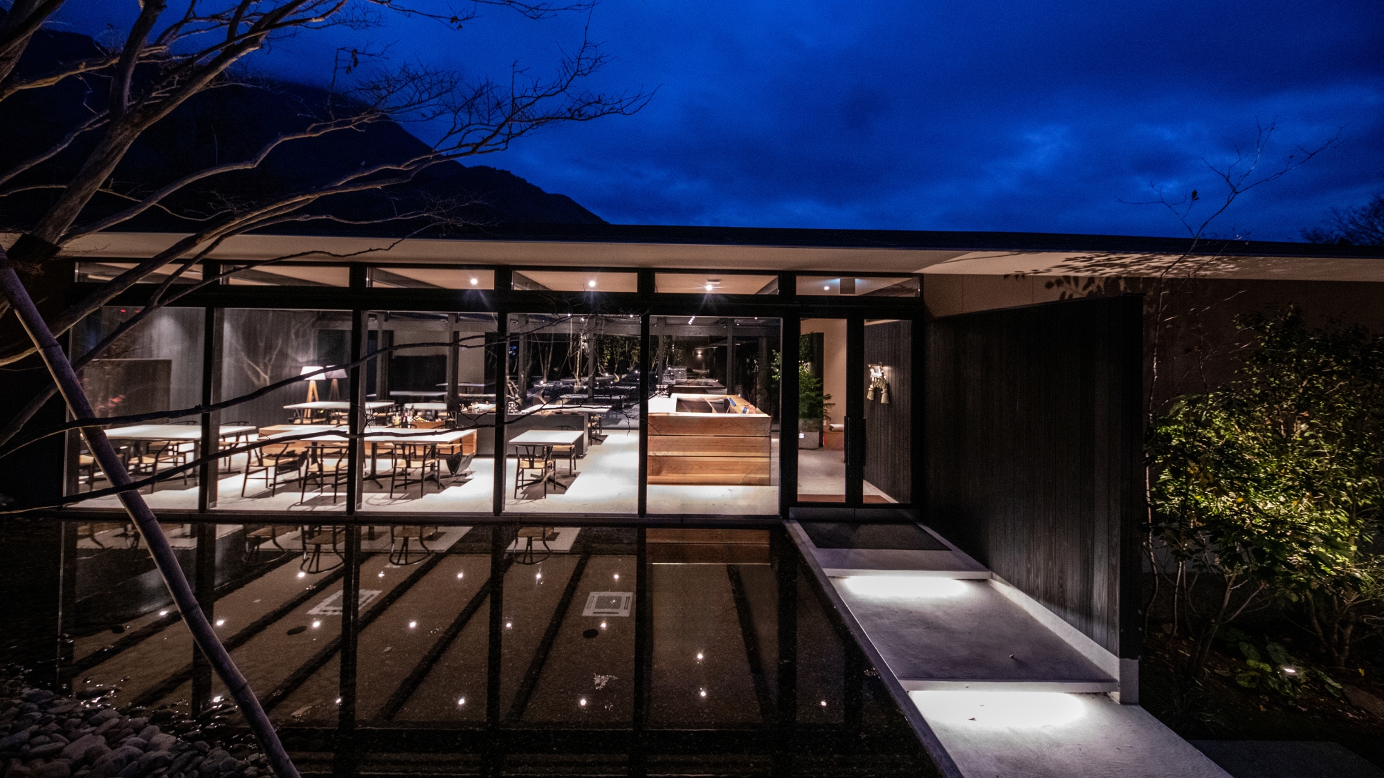 Restaurant. 食事の時間も特別に、静かに流れるレストラン