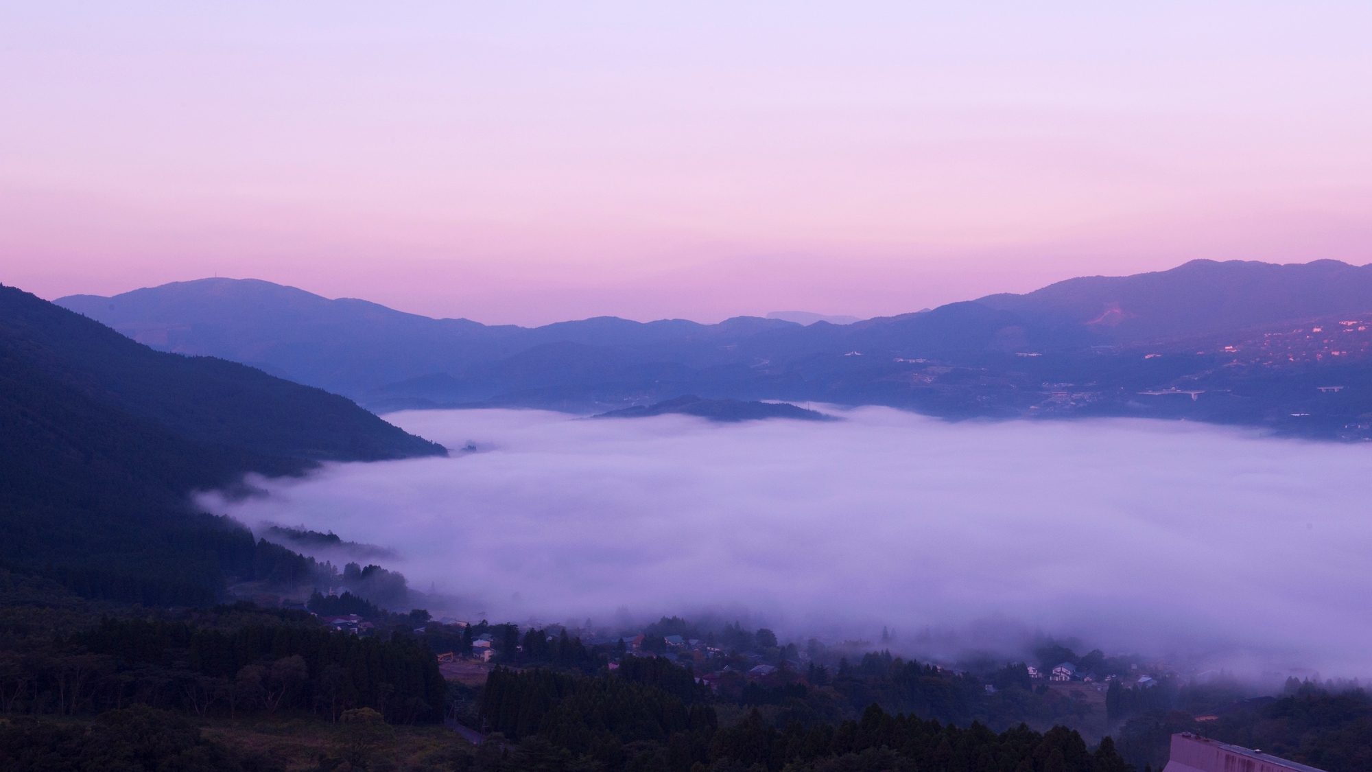 【狭霧台の朝霧】当館より車で12分