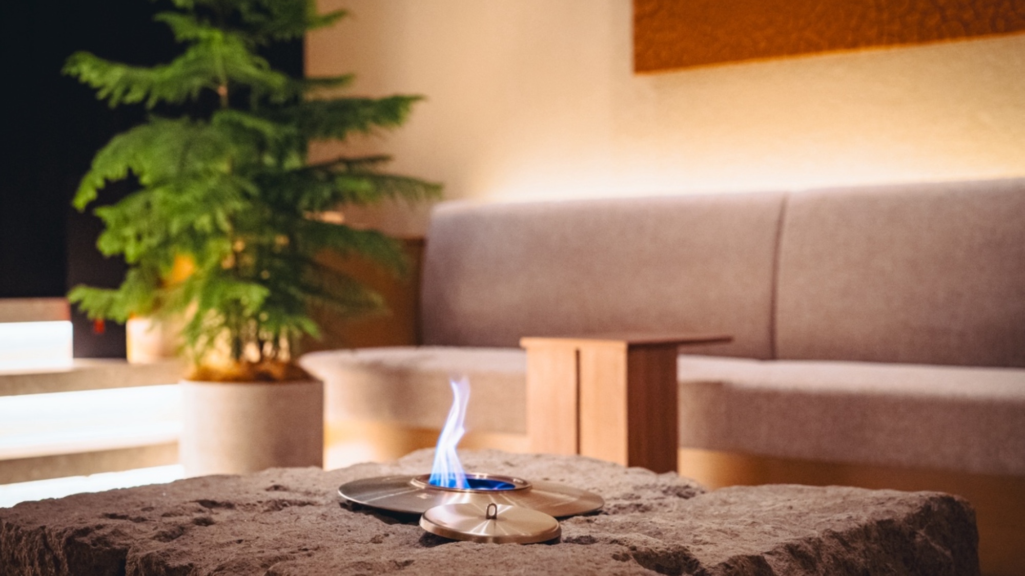 Public areas.揺れる炎が、夜をほどく。