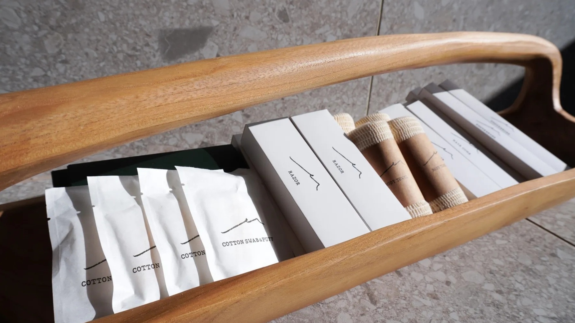 Room Amenities.　竹素材を用いたロゴ入りのオリジナルアメニティ