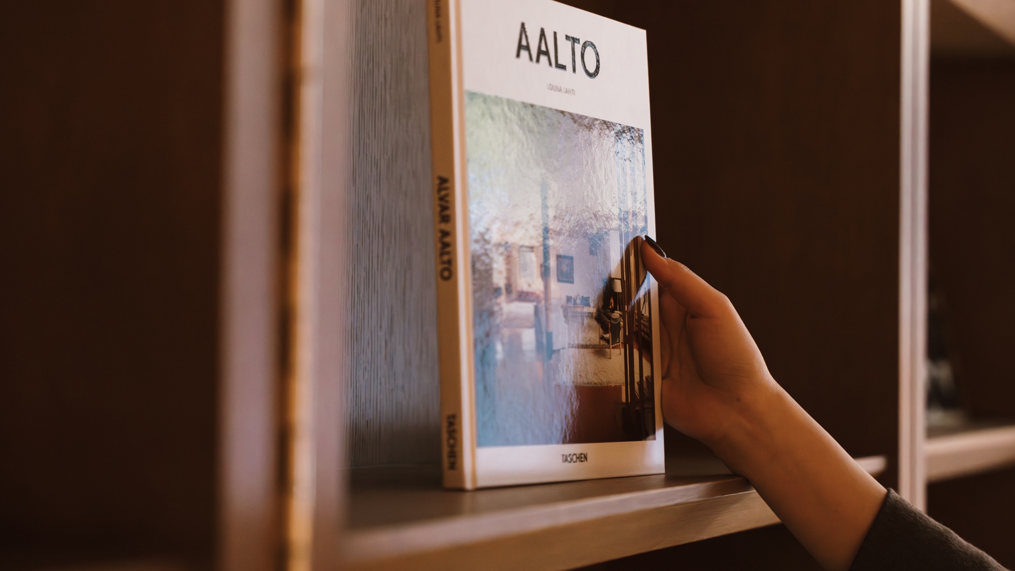 Public areas.手が本棚に伸びる。それだけで、その人がわかる。