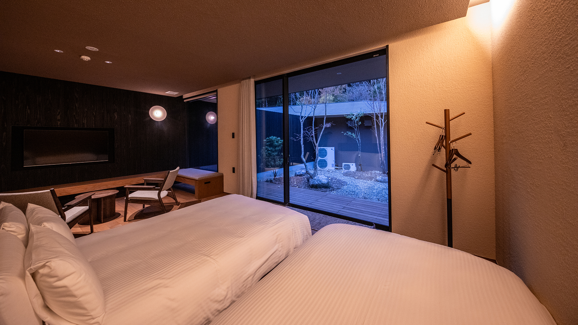 MODA 03. 間接照明が、素材の表情を美しく引き立てる