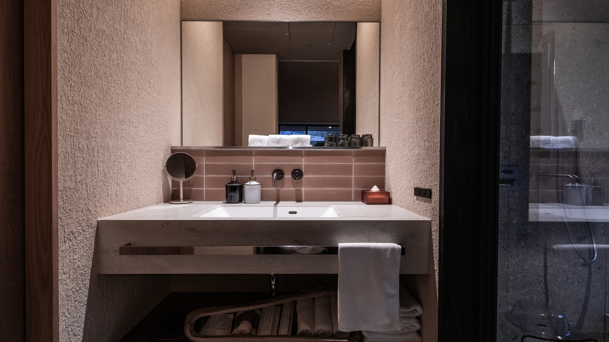 MODA 01. / MODA 02. シンプルながらも洗練された、客室の洗面台