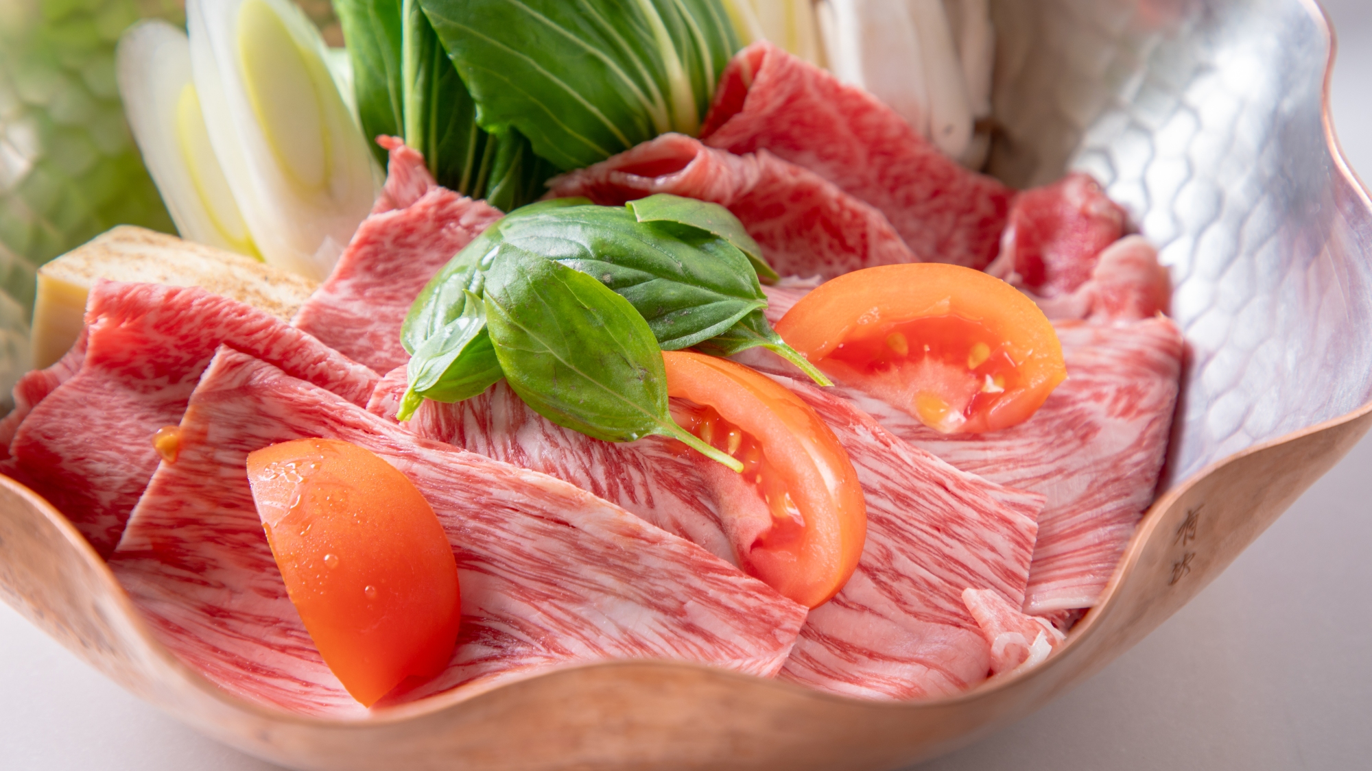 Image.霜降りも美しい和牛と彩り野菜。