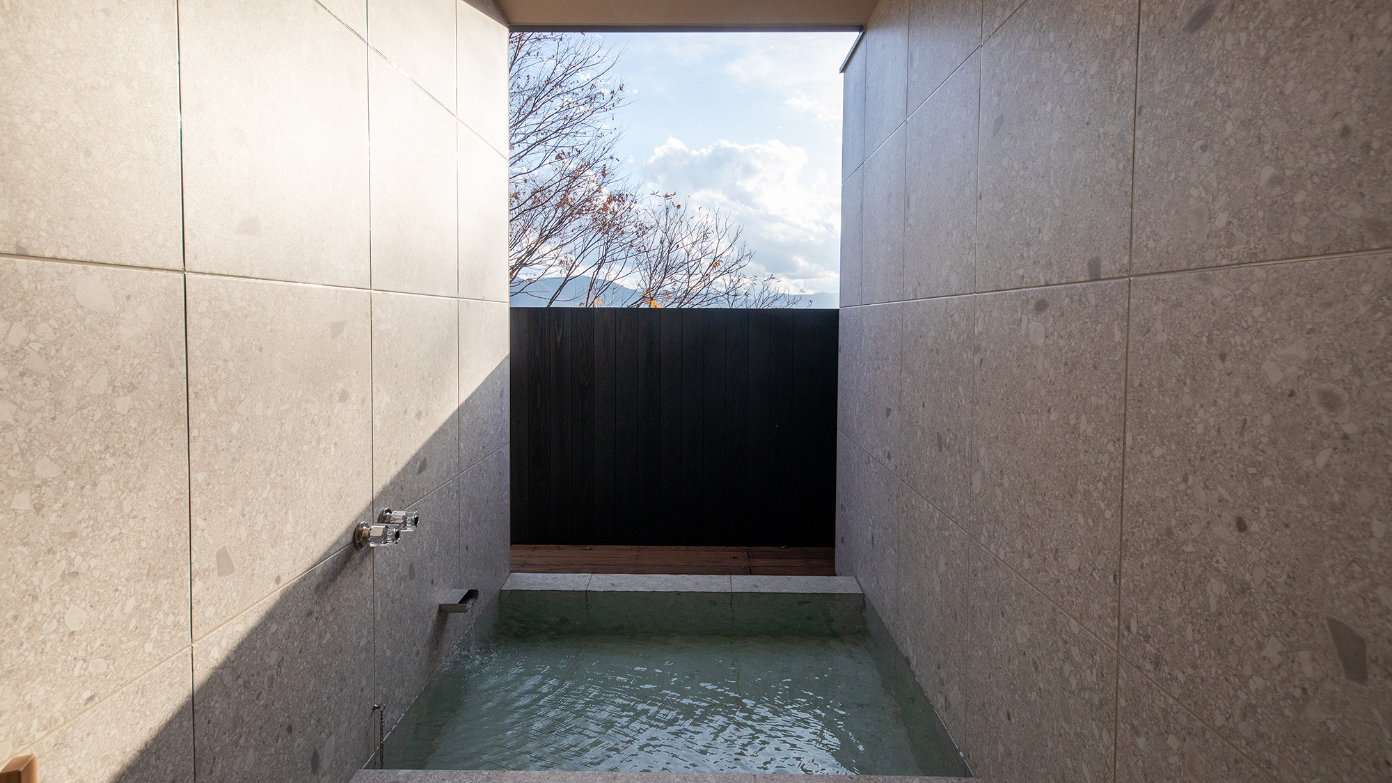 MODA 05. 外気と湯が溶け合う、上質な露天風呂