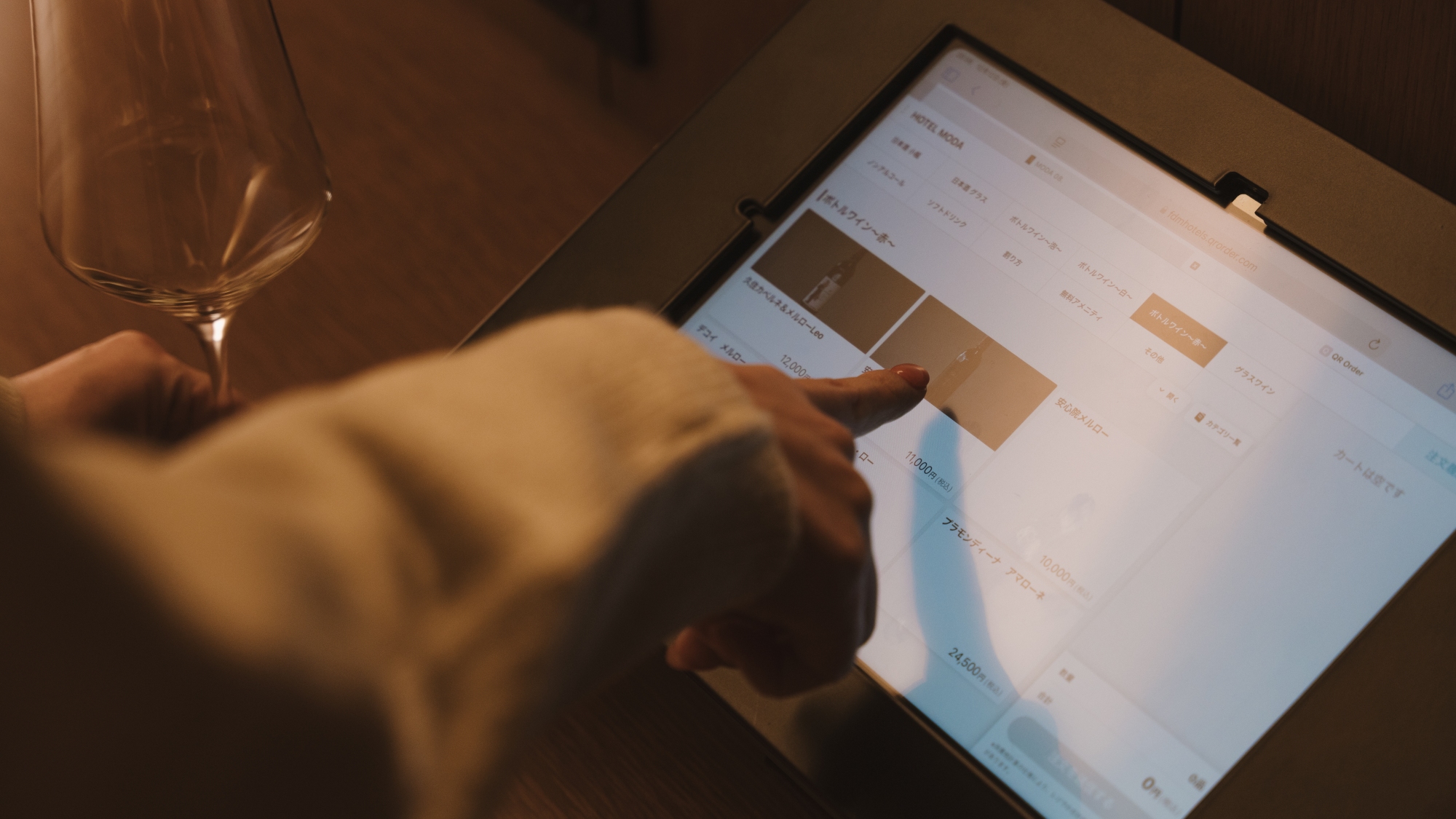 Tablet. 何を選ぼうか。グラスを傾けながら、ゆっくり考える。