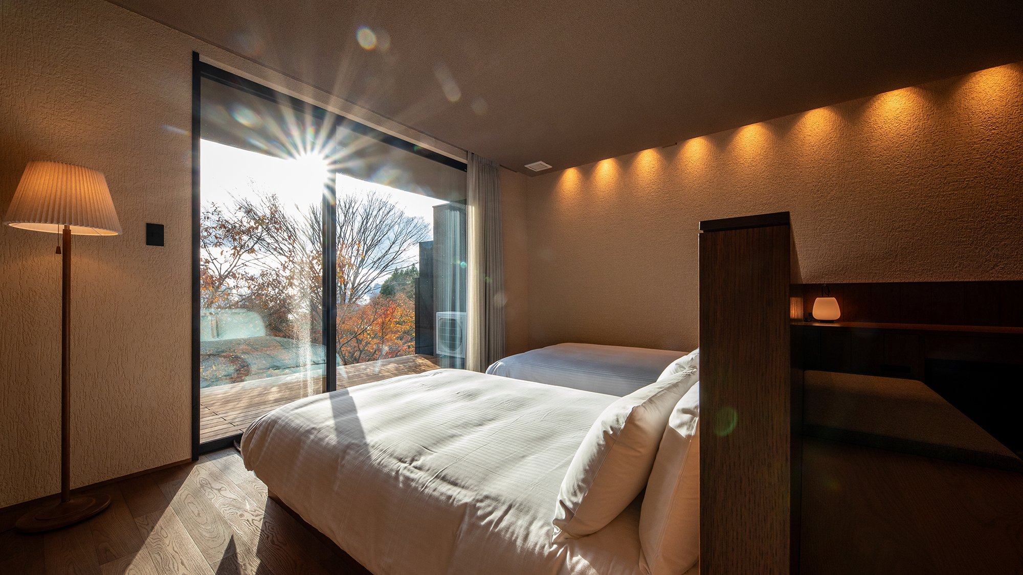 MODA 06. / MODA 07. 窓越しの光が、部屋全体をやさしく包み込む