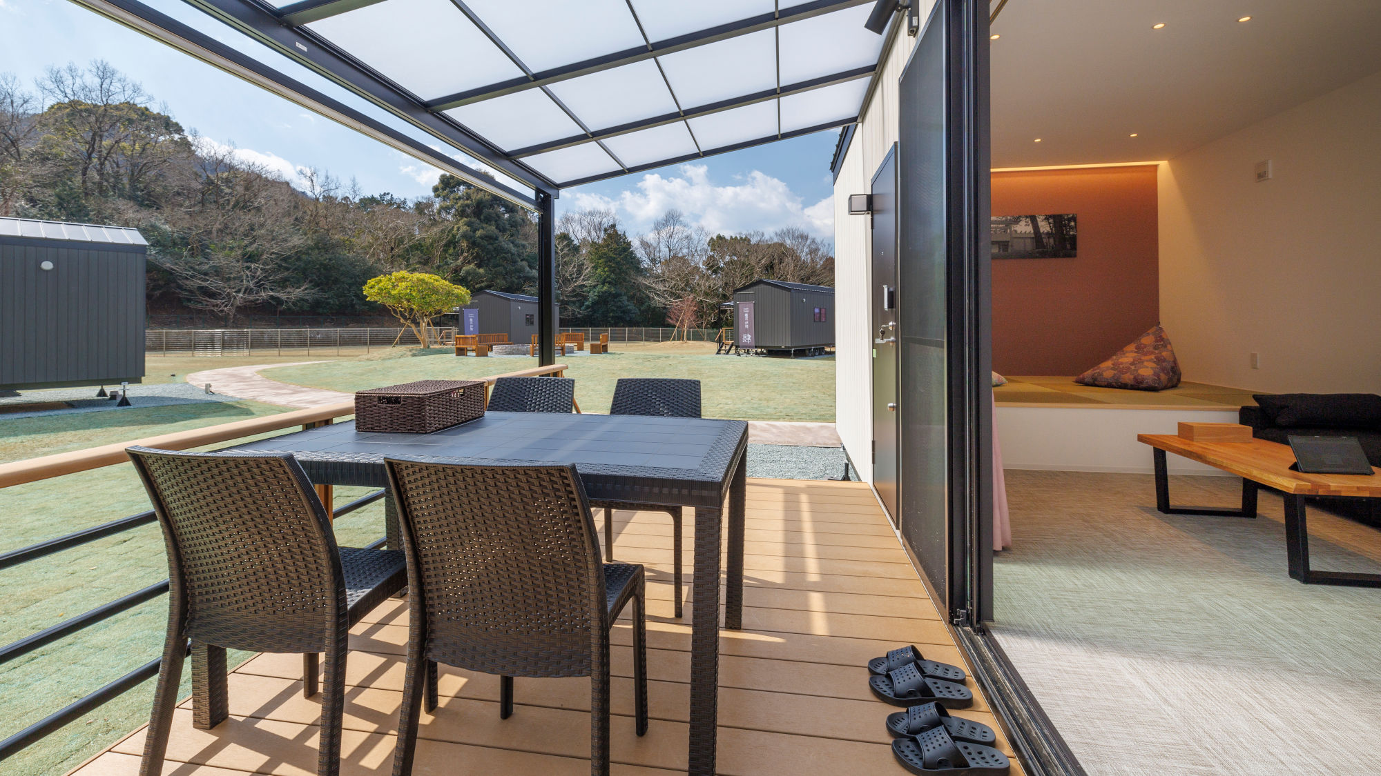 【トレーラーハウス】語らいと食事を楽しむ、心地よい空間