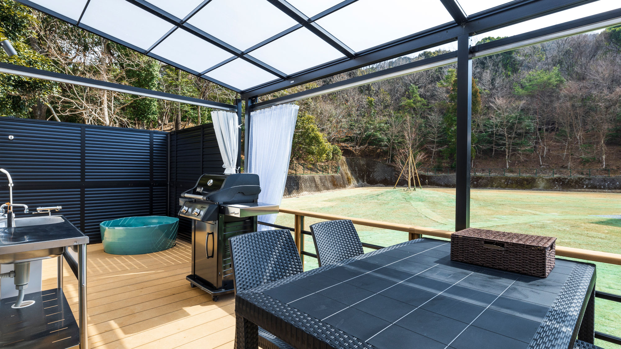 【トレーラーハウス】風と光に包まれる、開放的なダイニングテラス