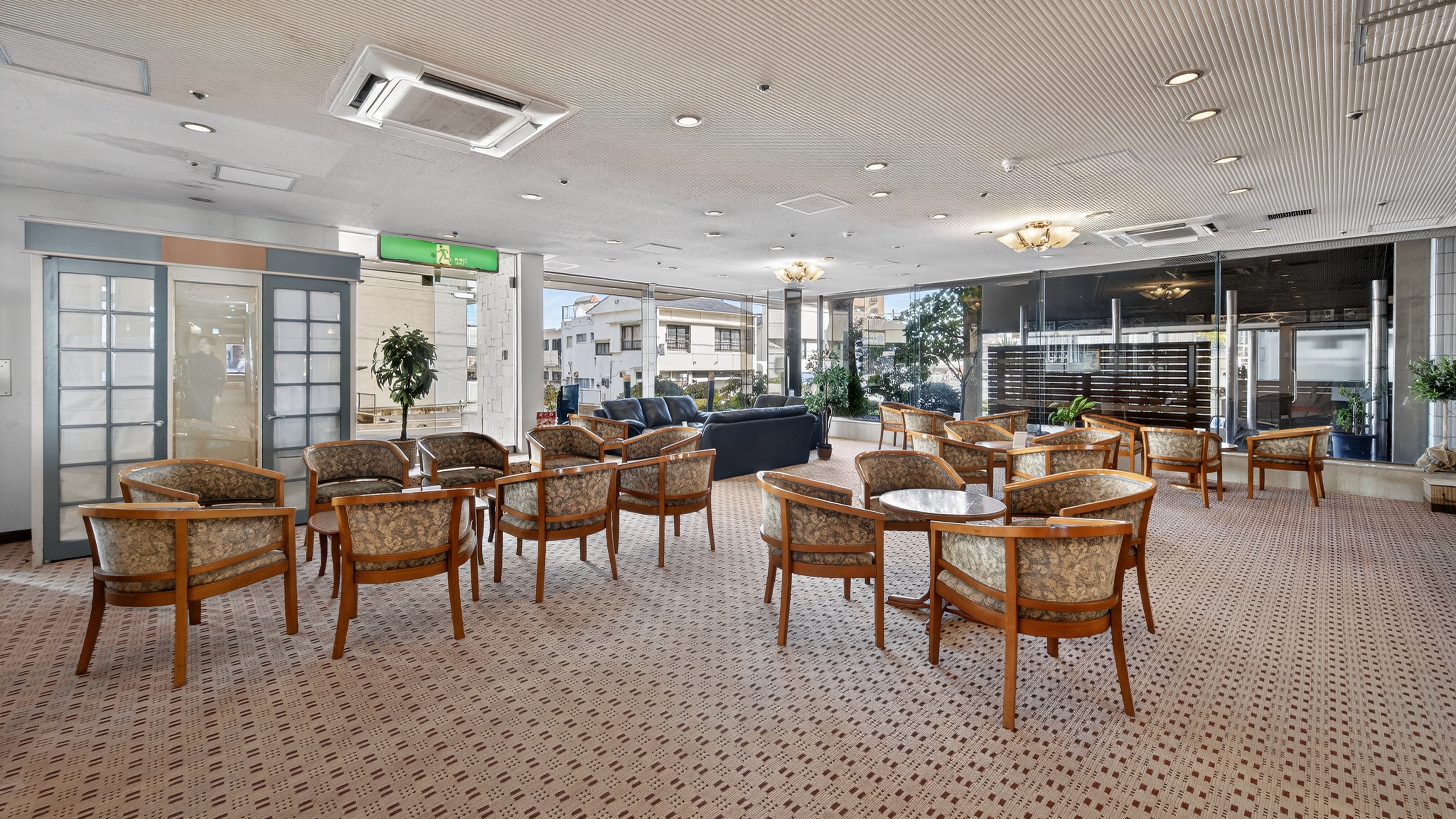 【ロビー】館内ではコーヒーなどのお飲み物もご用意。落ち着いた空間で、ゆったりとした時間をお過ごしいた