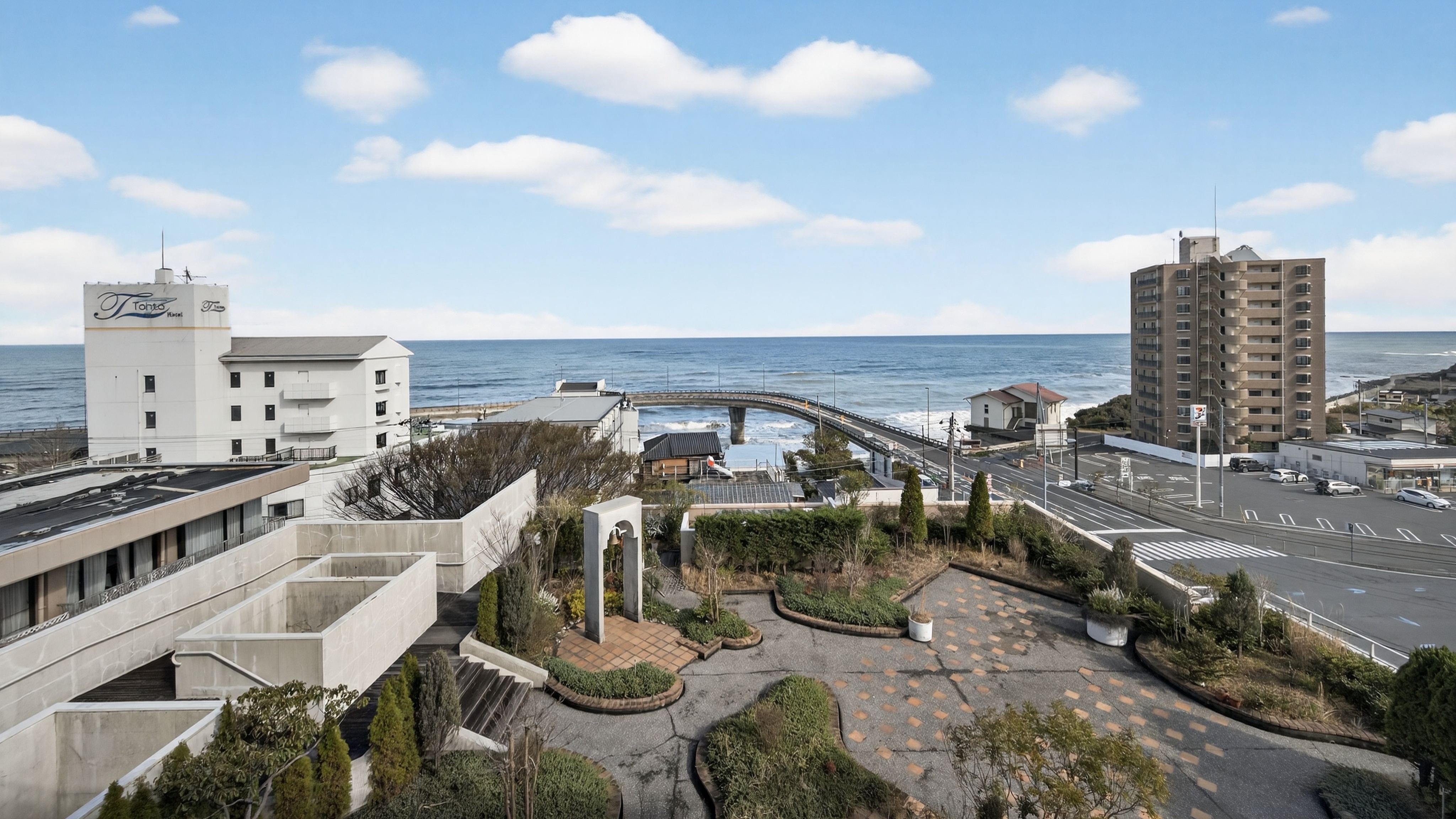 【中庭】3階に広がる開放的なスカイテラス。木々の緑や季節の花々を眺めながら、心安らぐひとときをお過ご