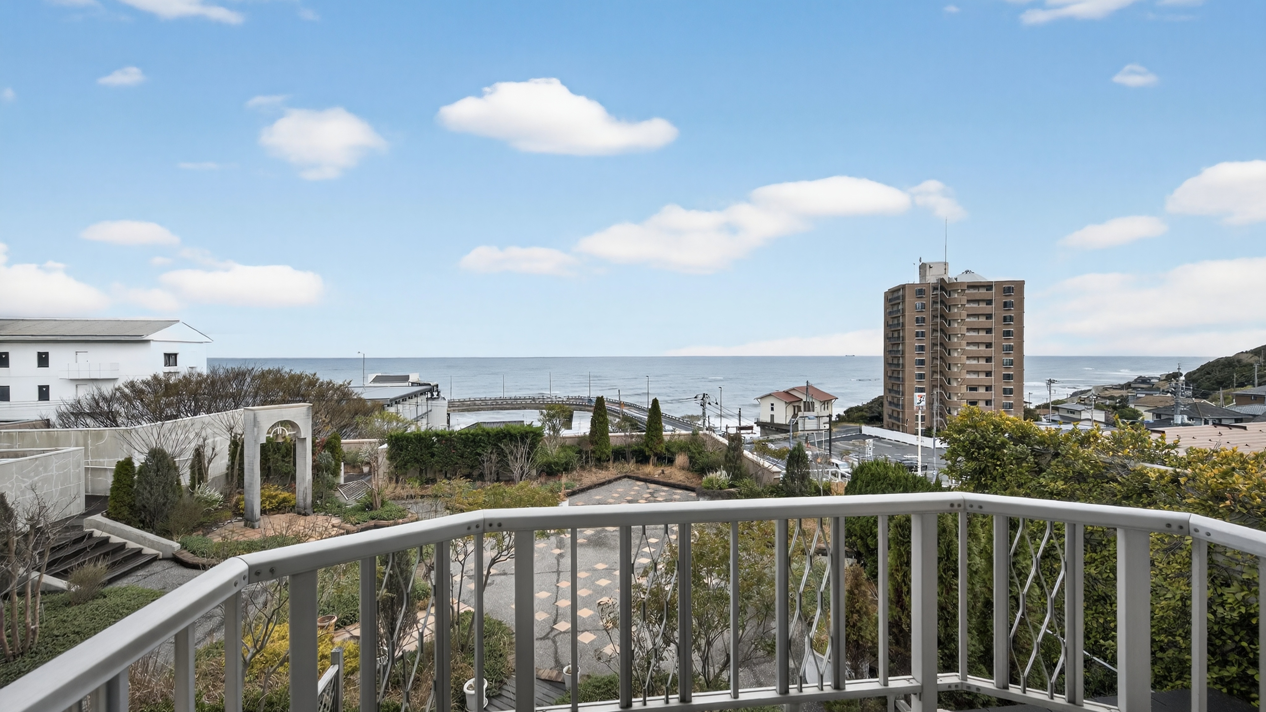 【中庭】3階に広がる開放的なスカイテラス。木々の緑や季節の花々を眺めながら、心安らぐひとときをお過ご