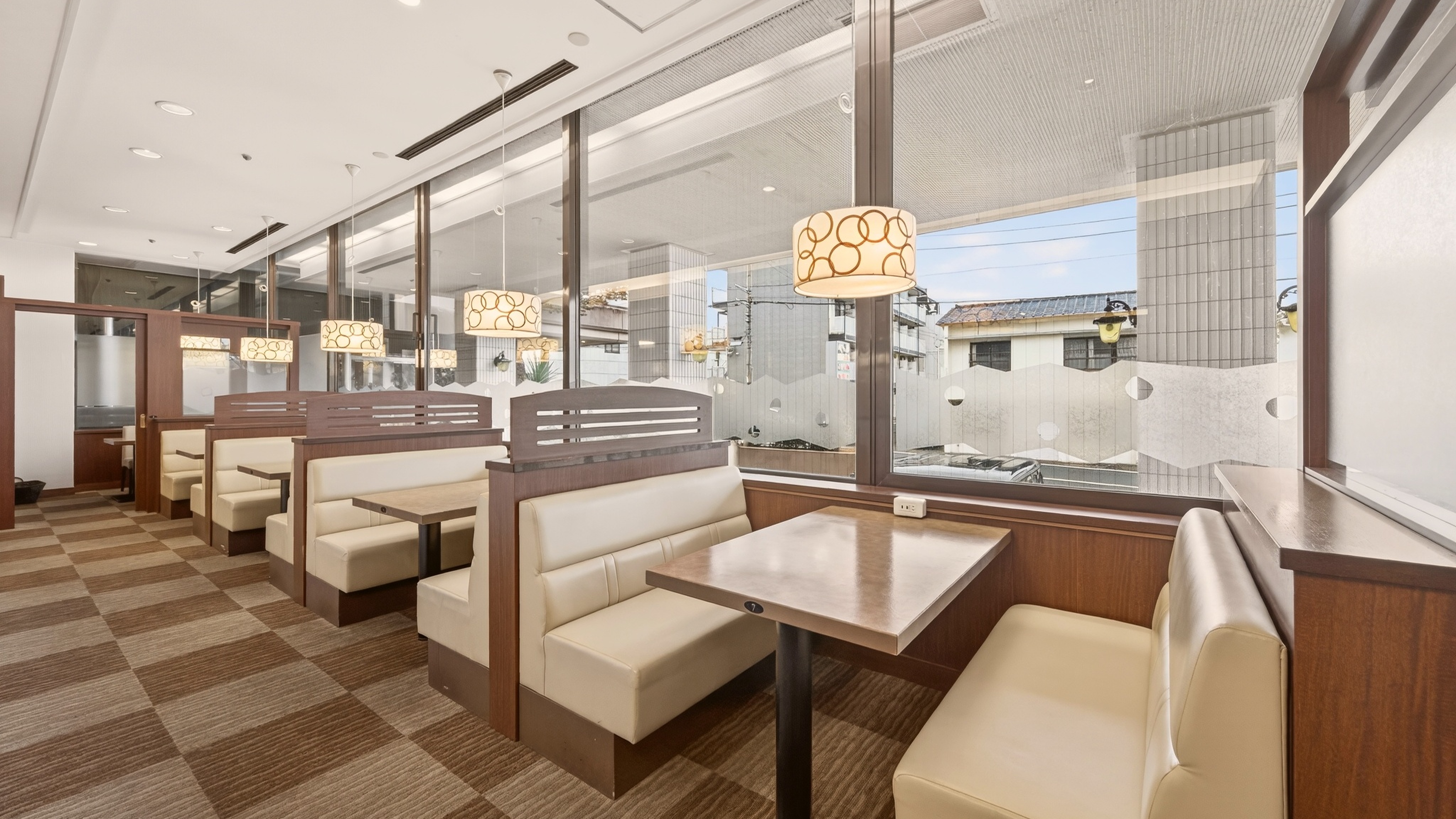 「Hitachi Dining」落ち着きと華やぎが調和する美食空間。