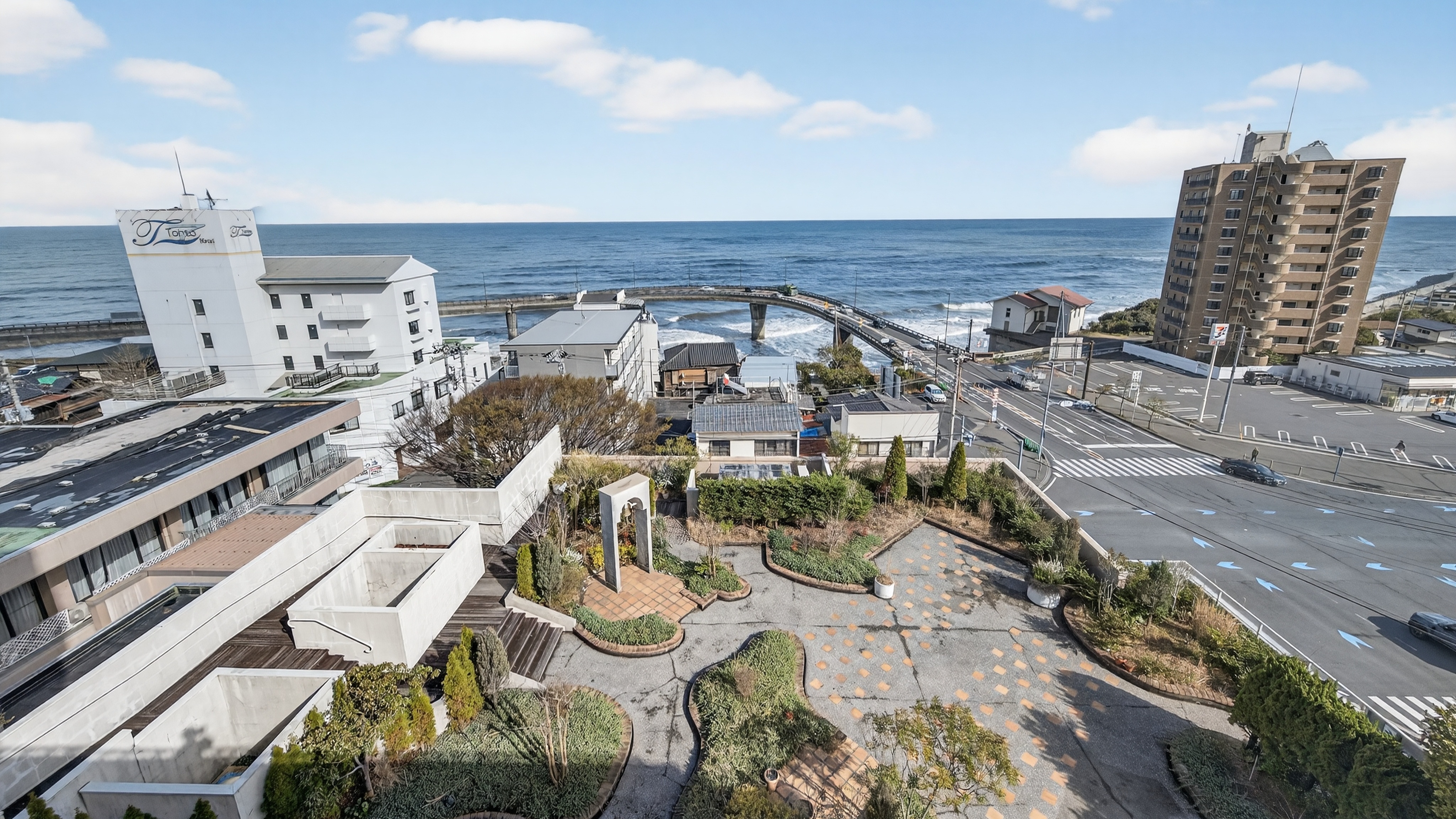 【中庭】3階に広がる開放的なスカイテラス。木々の緑や季節の花々を眺めながら、心安らぐひとときをお過ご