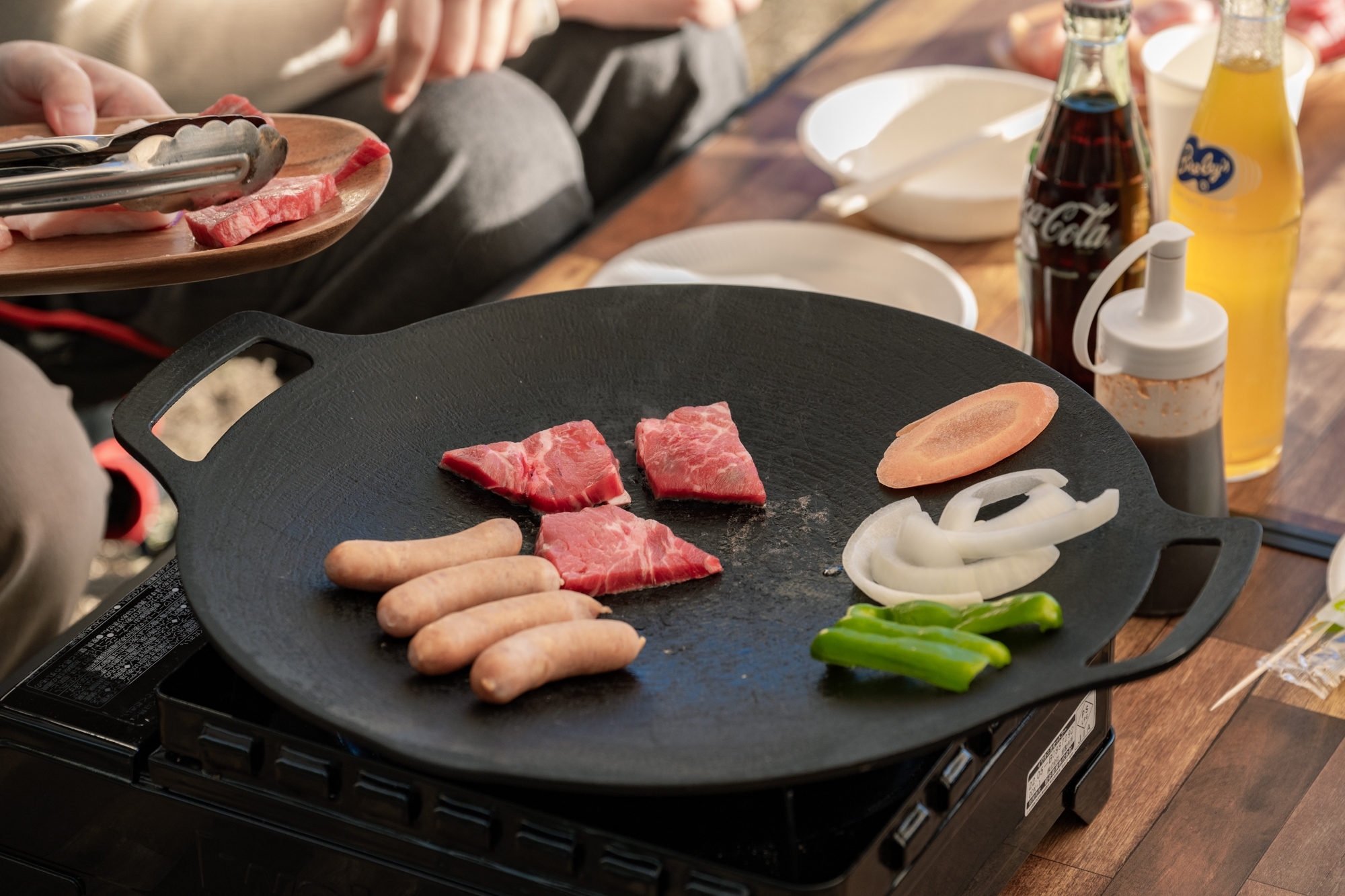 【BBQのセット内容】 ・BBQ道具セット（テーブル、チェア、ガス付きコンロ、鉄板、ジャグ、ゴミ袋） ・食材セット（肉、野菜、たれ） ・食器セット（コップ、紙皿、紙ボウル、割りばし） ・タープ(4ｍ&times;4ｍ) ※タープ設営はセルフになります