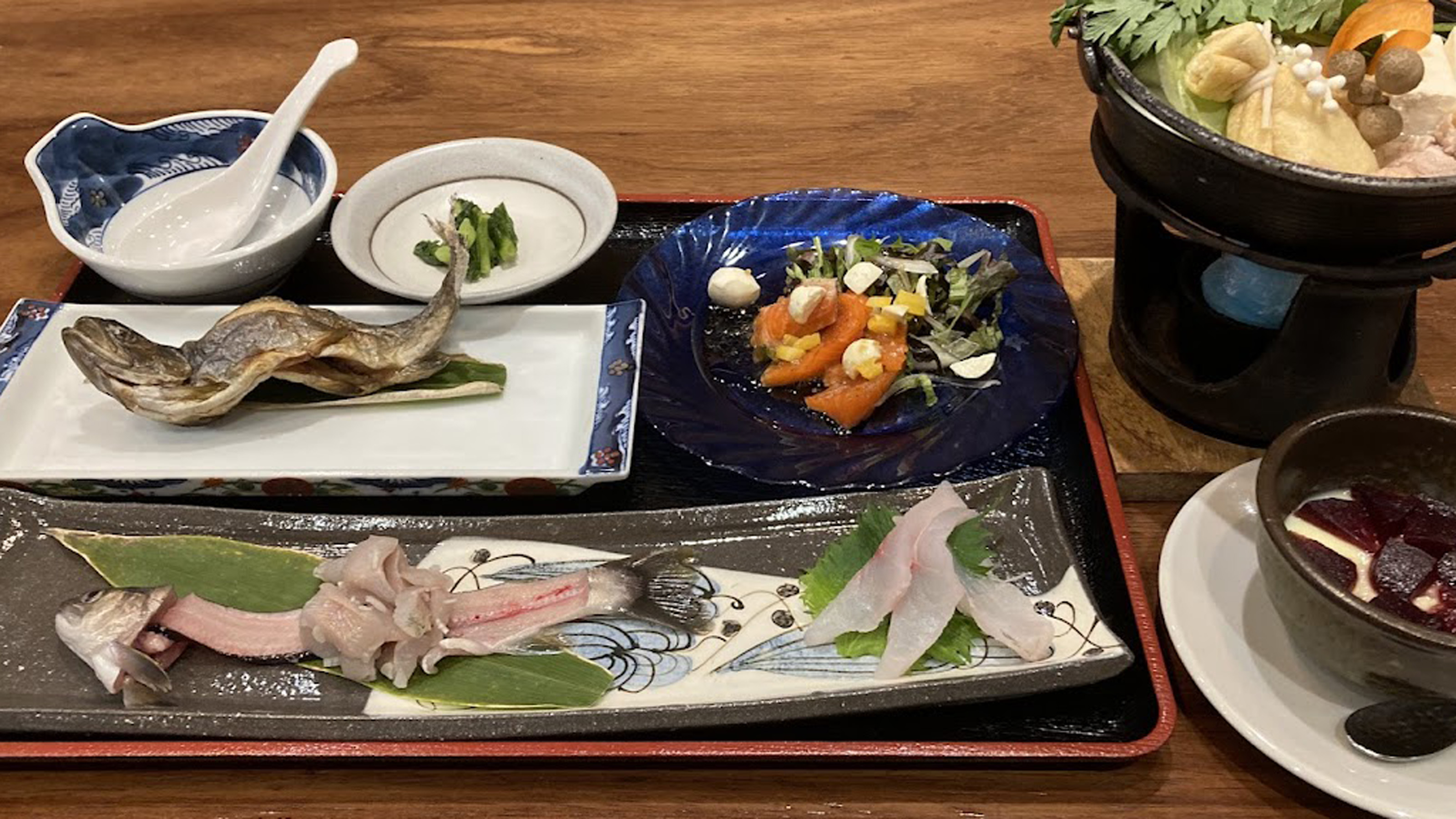 夕食「軽やか膳」 軽やかに仕立てた和洋折衷の料理で、品数を少な目にしています。 １日の疲れを癒す軽やかな夕食です。 ビジネスでのご利用や女性など少食の方向けとなっています。