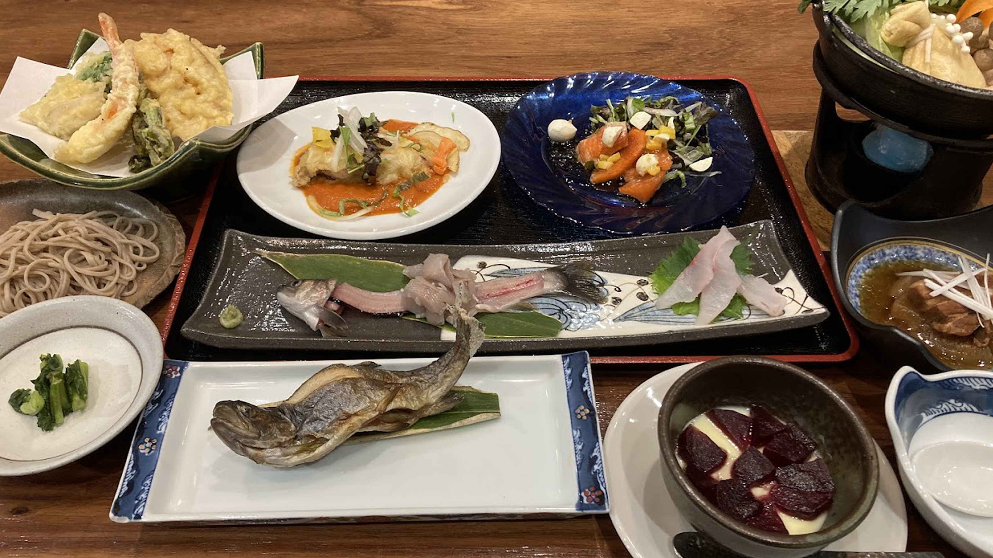 夕食「年末年始膳」 年末年始のための料理です。 新しい年を迎えて、英気を養うための料理です。 ご家族で年末年始を迎える方向けとなっています。