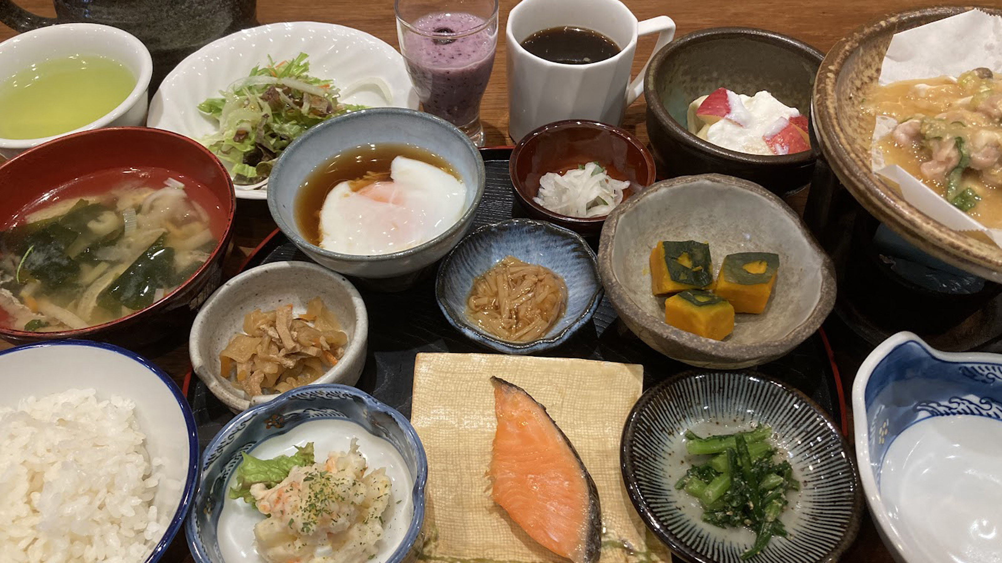 朝食「朝食膳」 少量多品目の朝食で、和定食の提供です。 大人・小人とも同じメニューでの提供です。