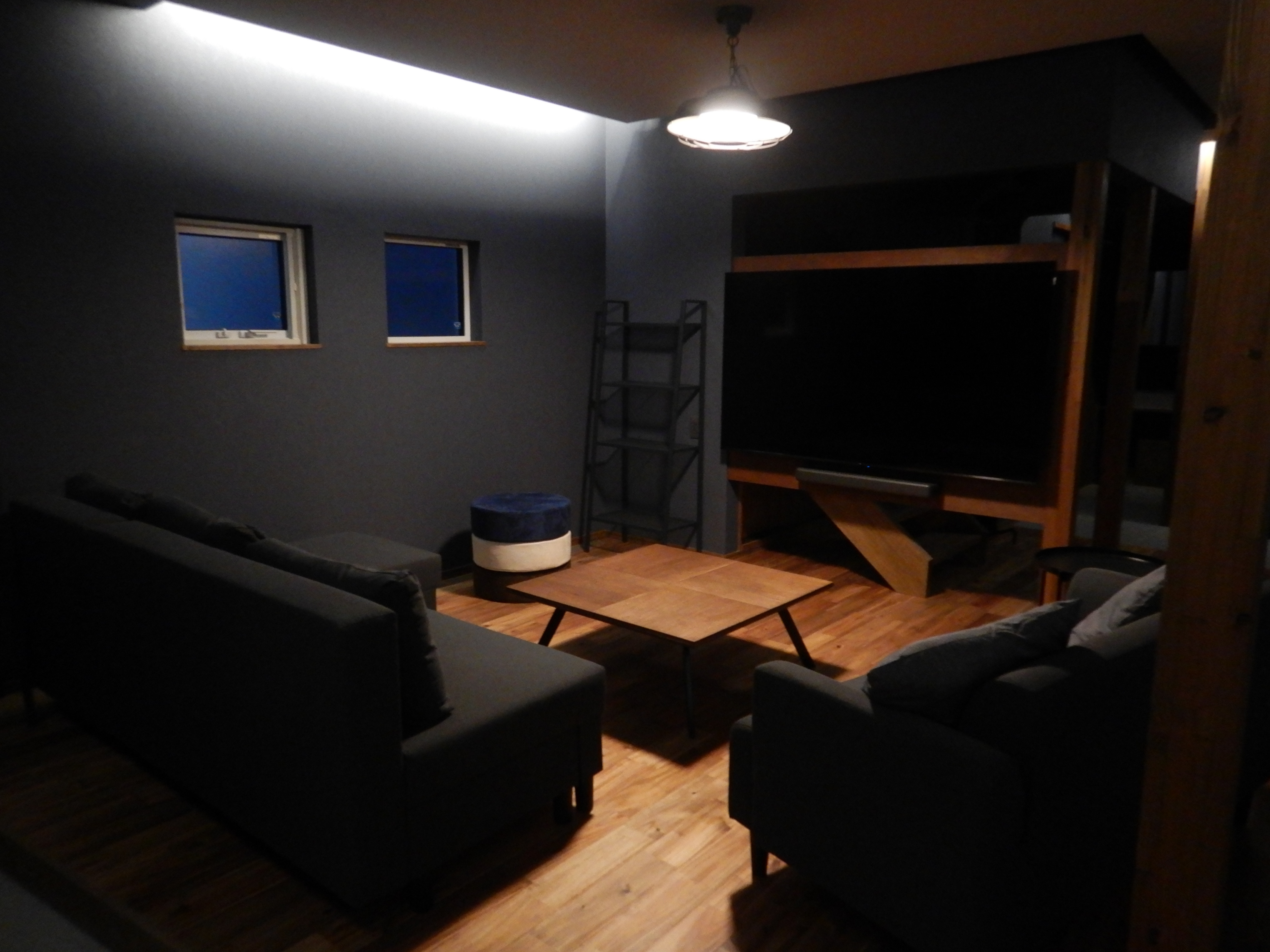 ７５インチのテレビ。スポーツ観戦や映画鑑賞などに。