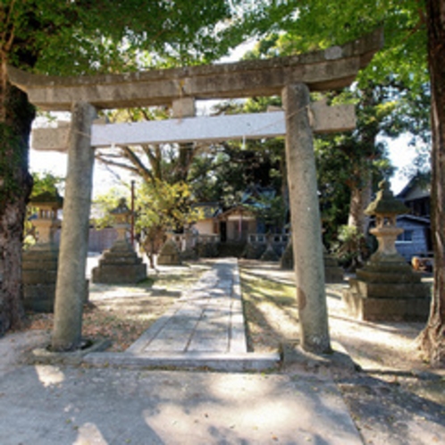 施設目の前には、地区の氏神さま　沖野神社が鎮座されています。