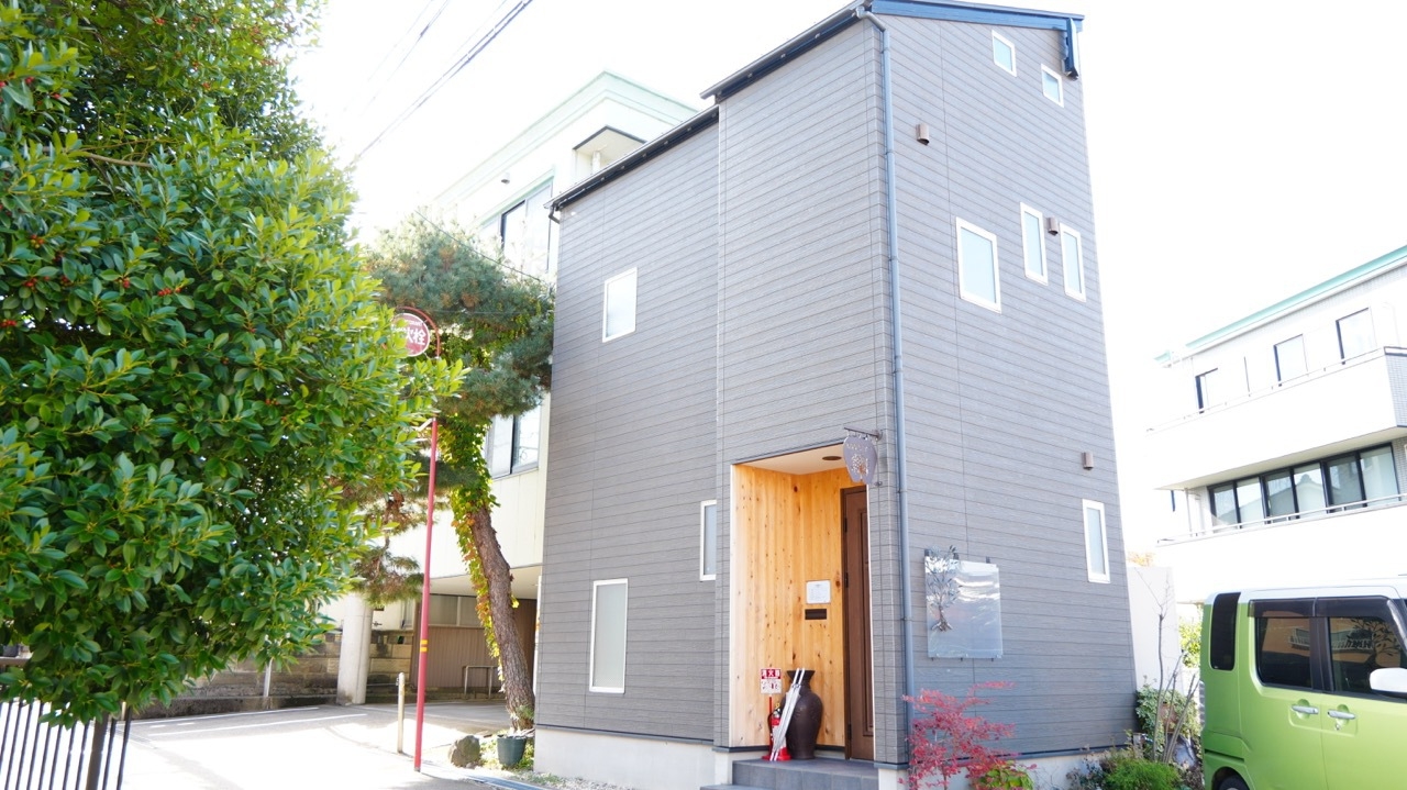 金沢一棟貸切｜ひのきの床と静かな住宅街で6人までゆっくり眠れる完全プライベート宿/観光地徒歩圏内