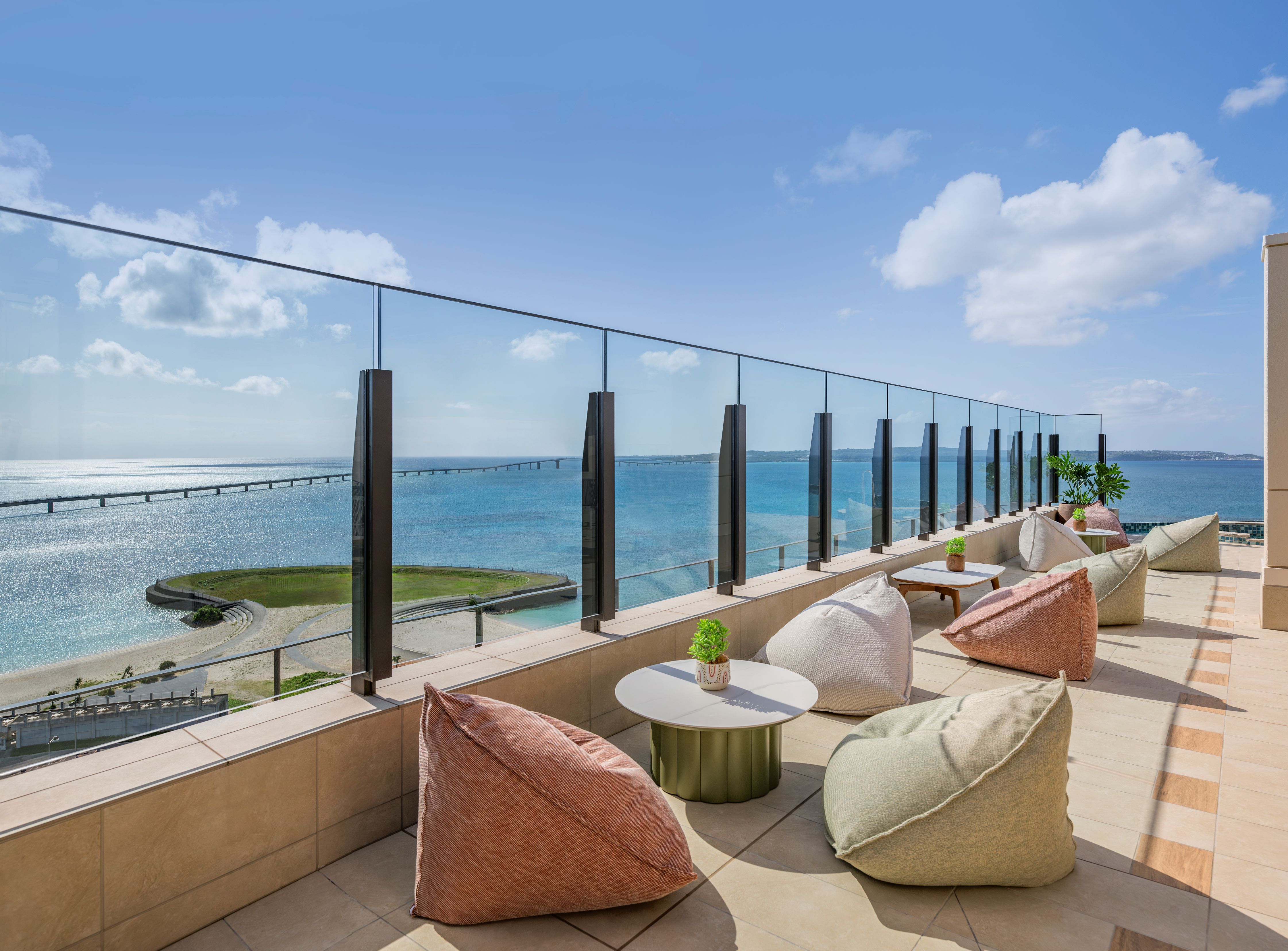 SUNBEAR DAY CLUB（サンベア デイクラブ） （ルーフトップバー）