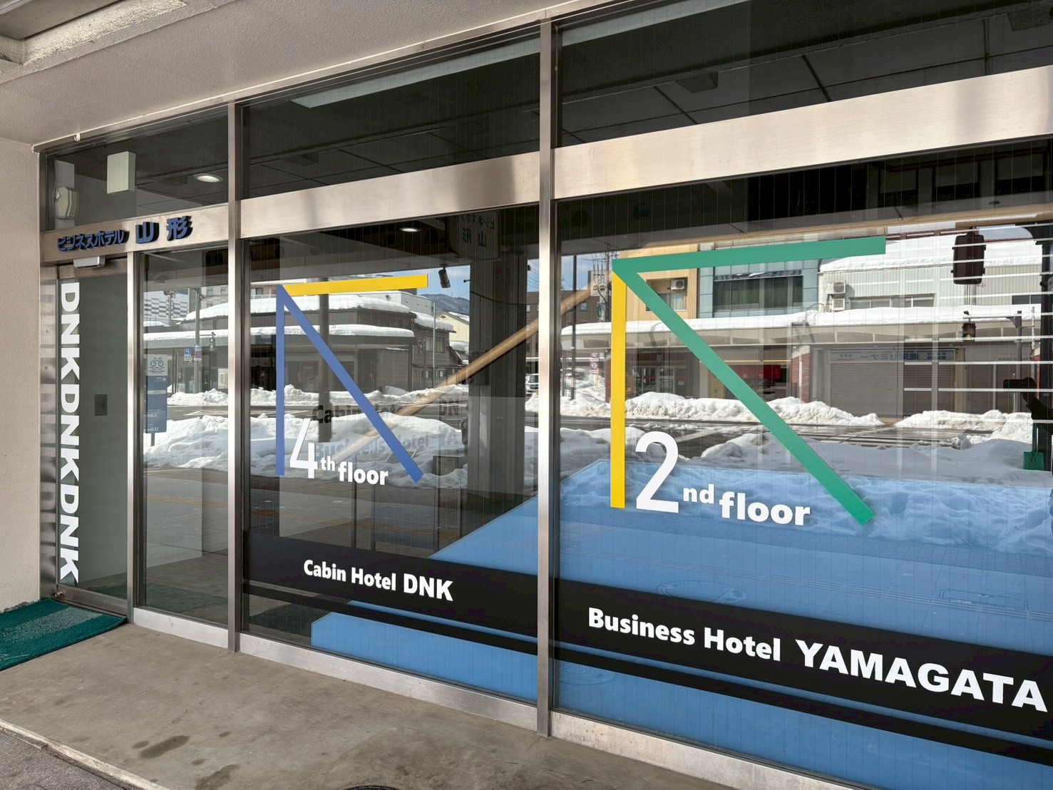 ホテルビル入口