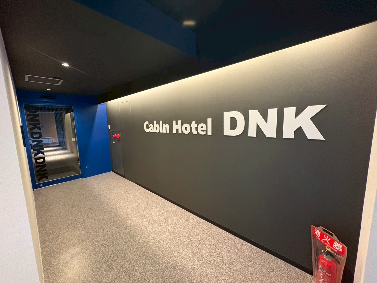 チェックインの為のタブレットが壁にあります