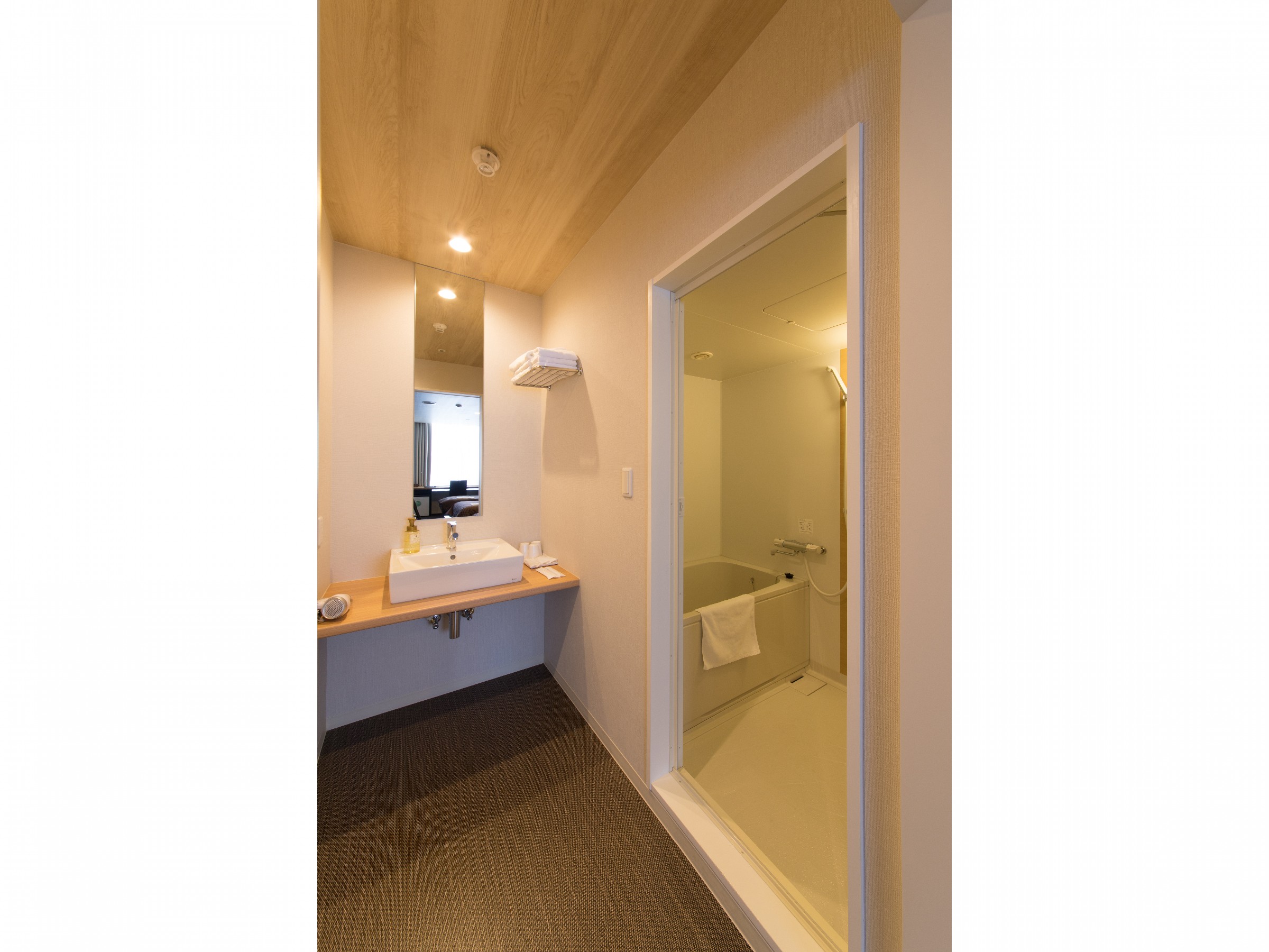 セパレートタイプの洗面台、お風呂です。