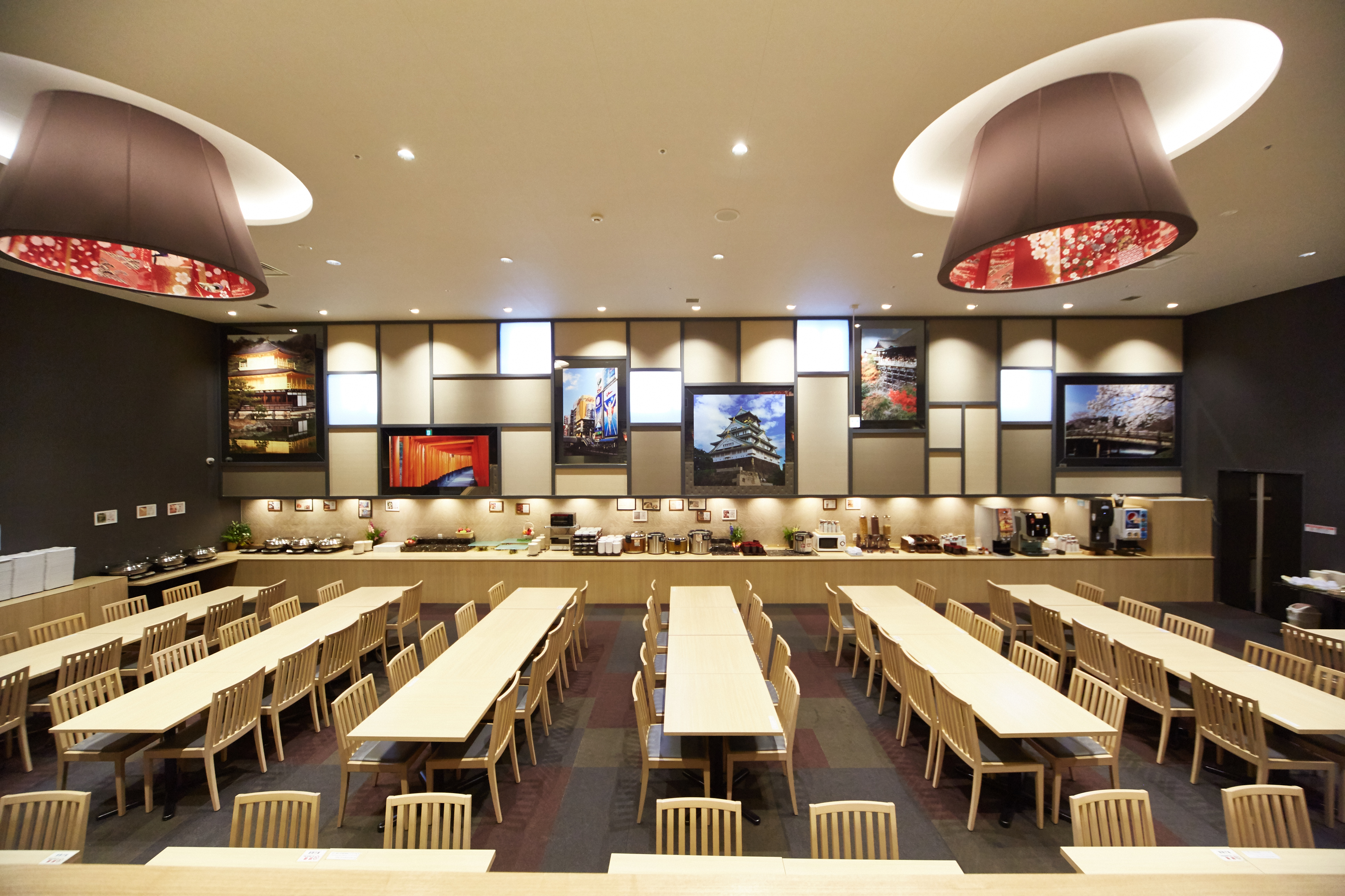 レストラン会場　120名様以上がご利用可能です。