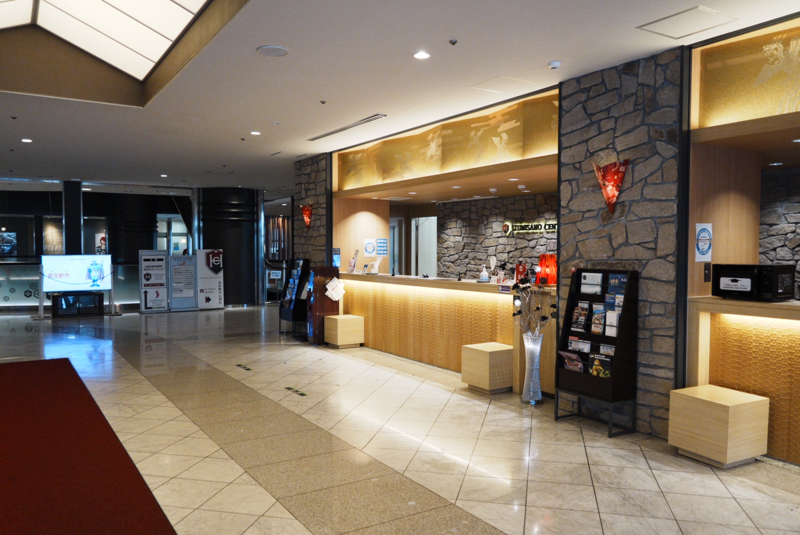 外貨両替機、電子レンジもあります。